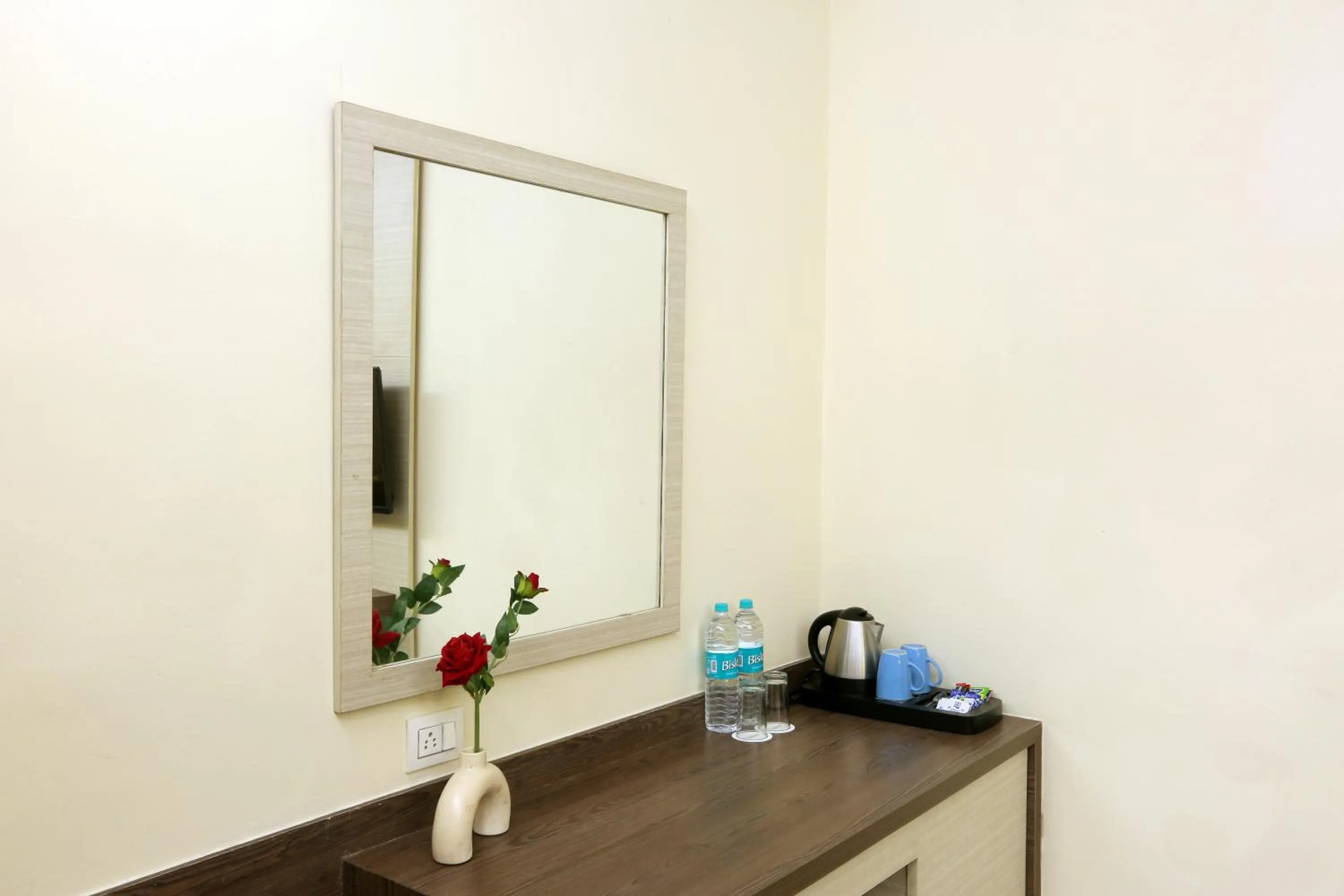 Coffee/tea facilities in Hotel Cardinal Oxmo Delhi Airport