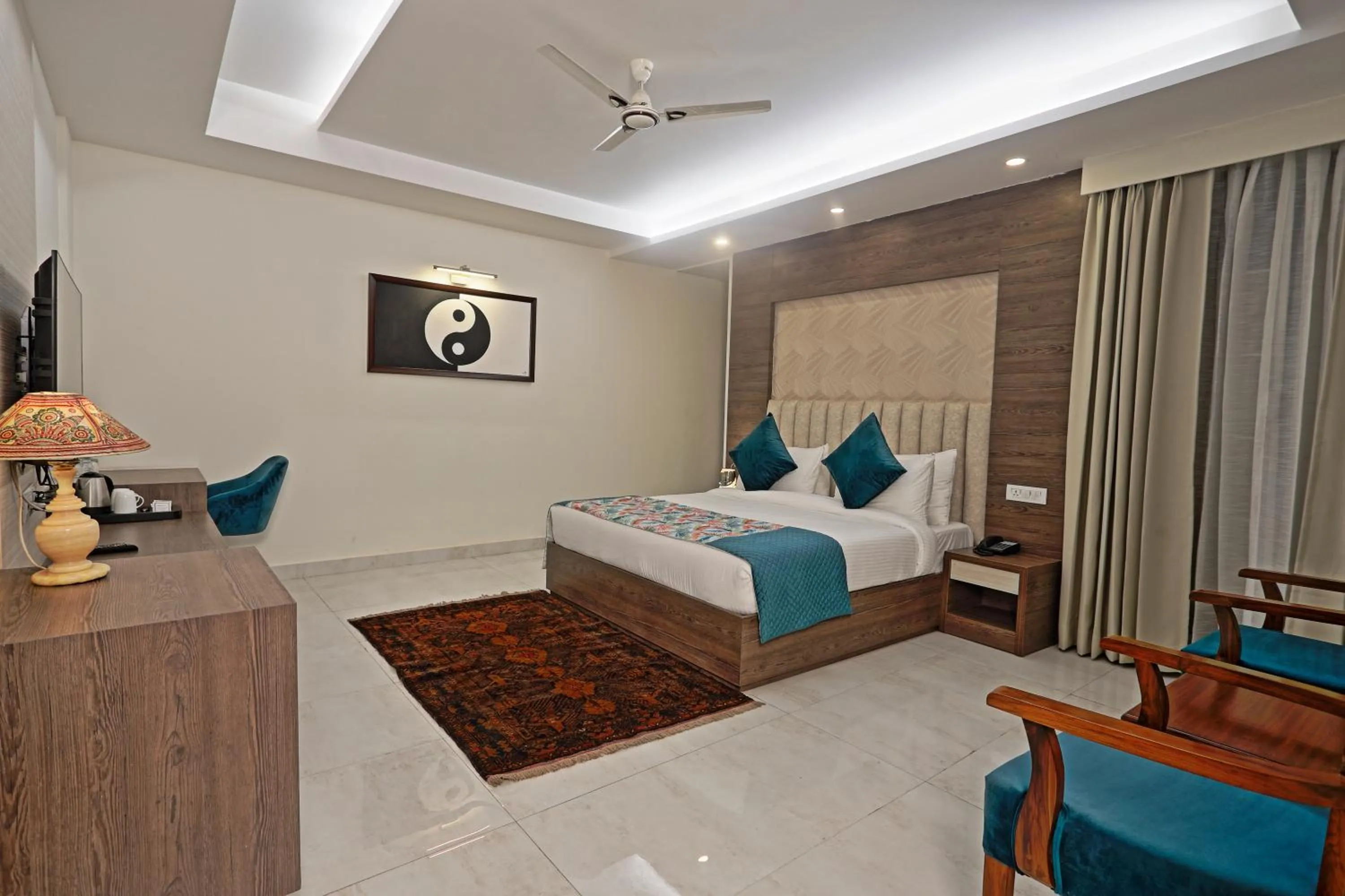 Bedroom in Hotel Cardinal Oxmo Delhi Airport