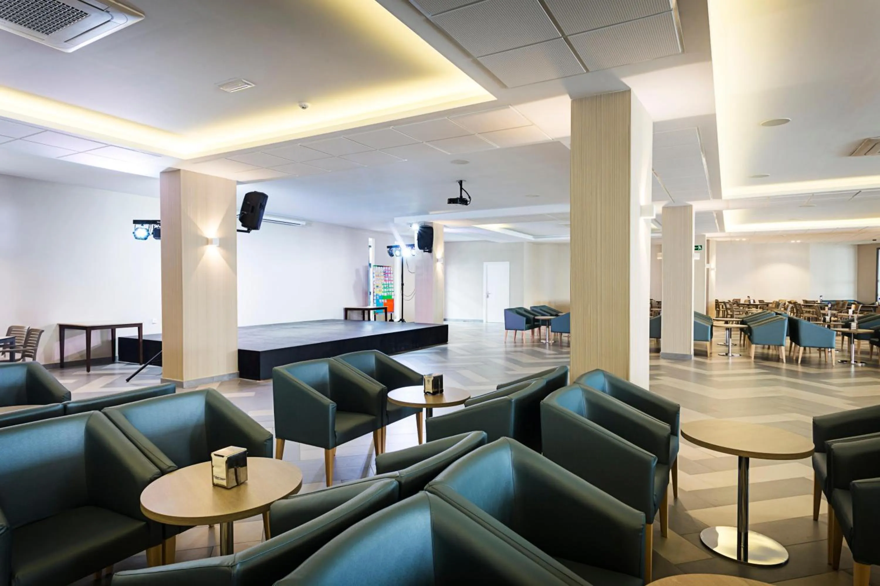 Lounge or bar in Hotel Best Sabinal