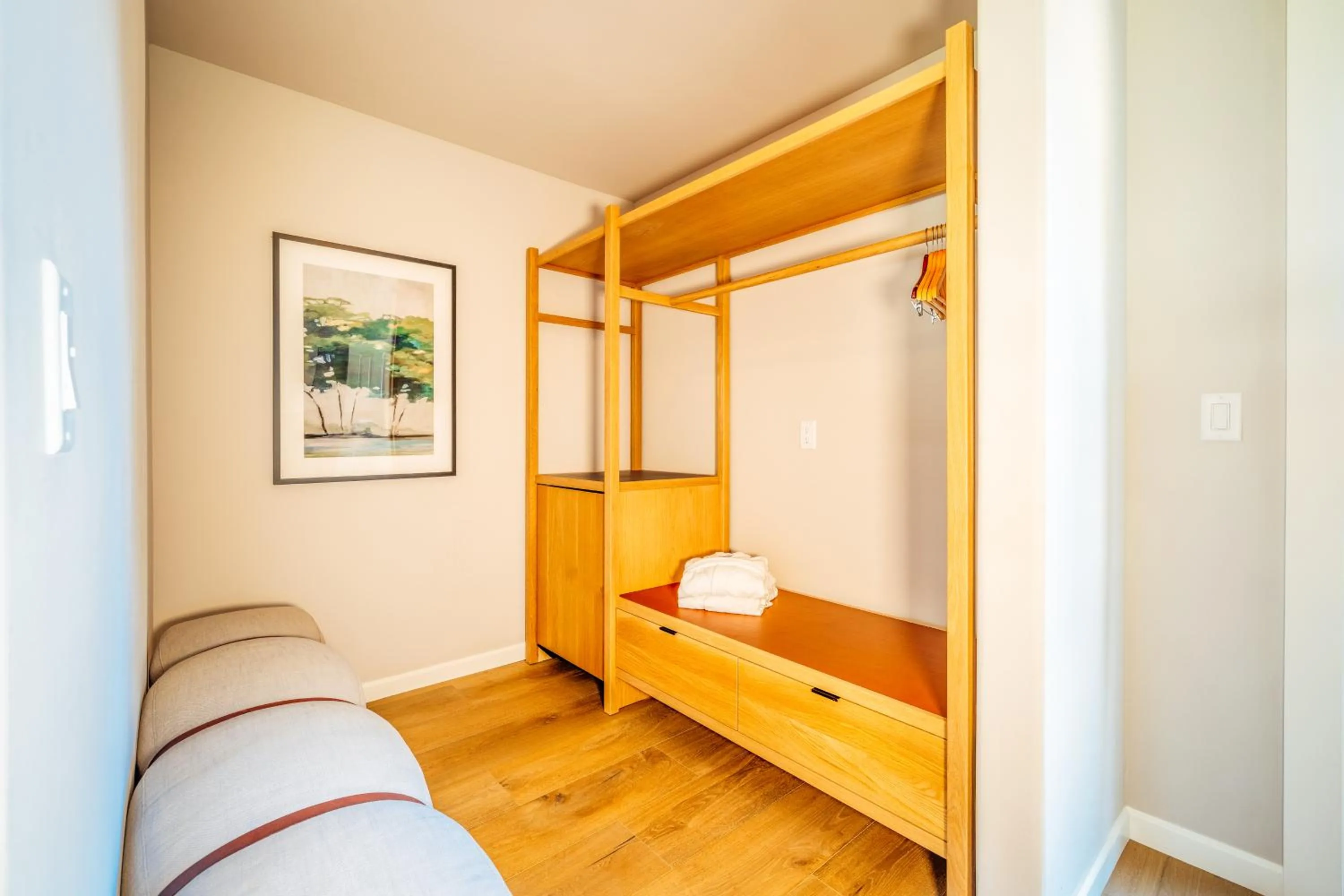 wardrobe, Bed in The Ruse