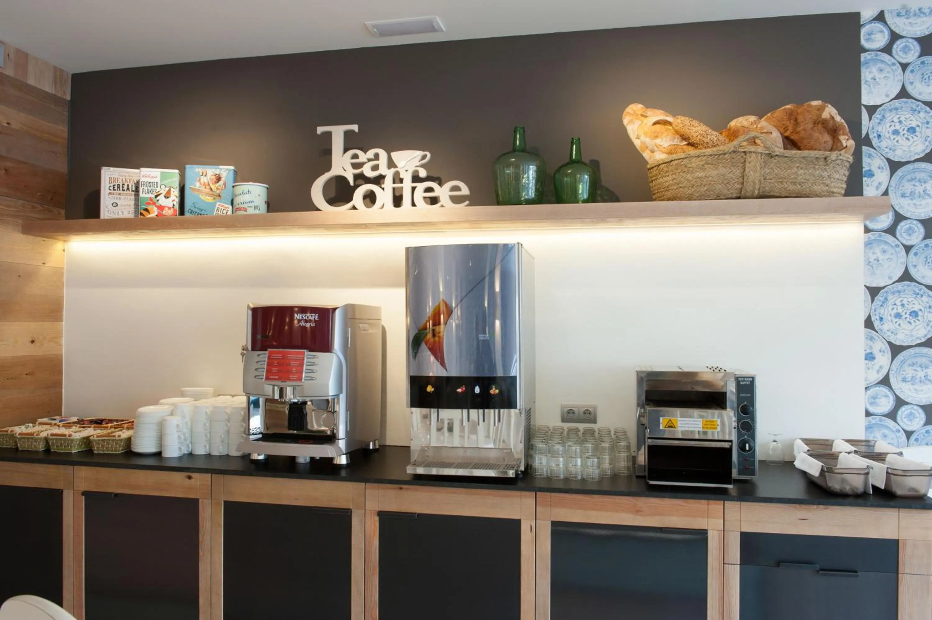Coffee/tea facilities in Hotel Rosa Nàutica
