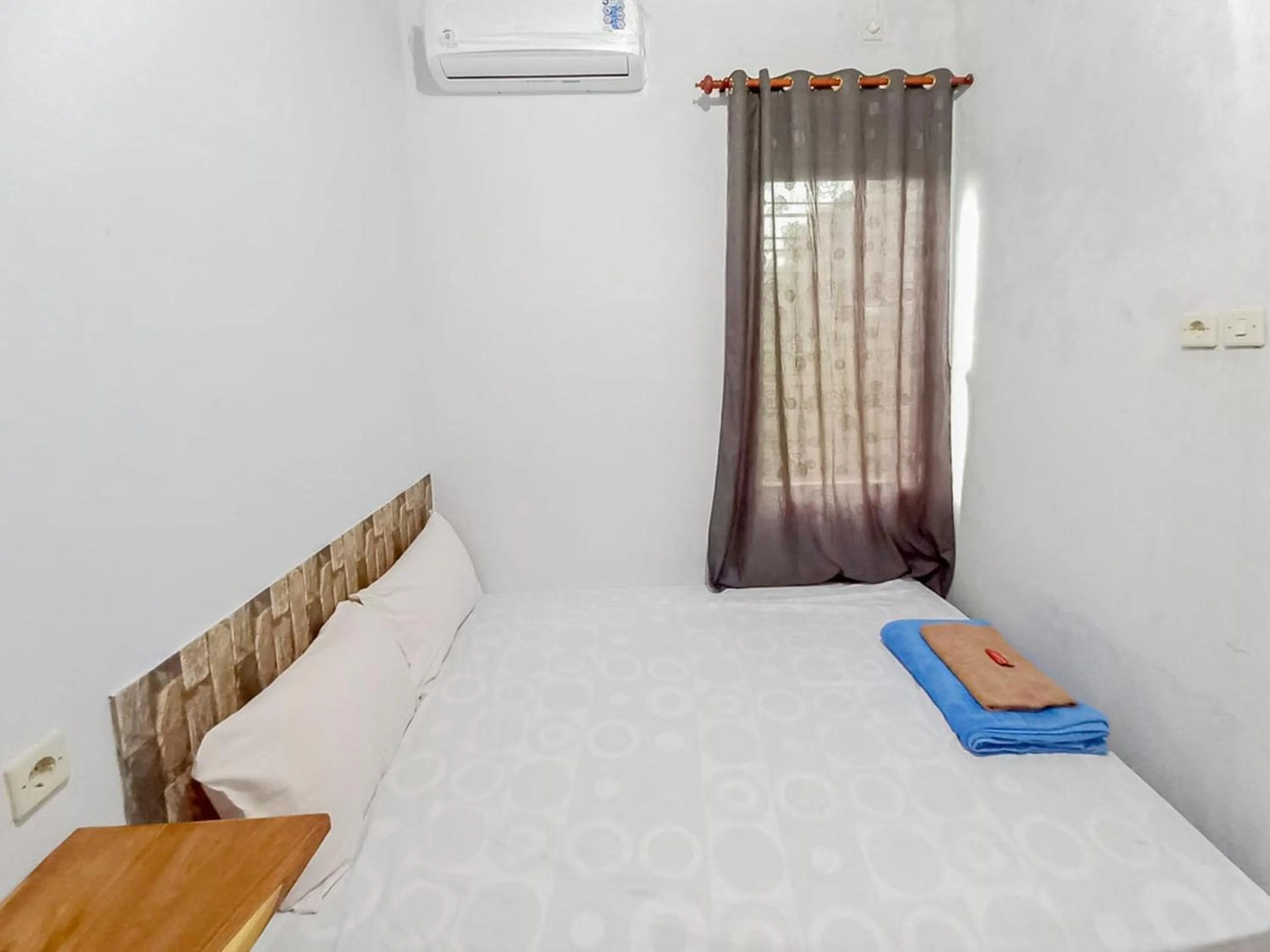 Bedroom, Bed in Labinda Homestay Caruban Mitra RedDoorz