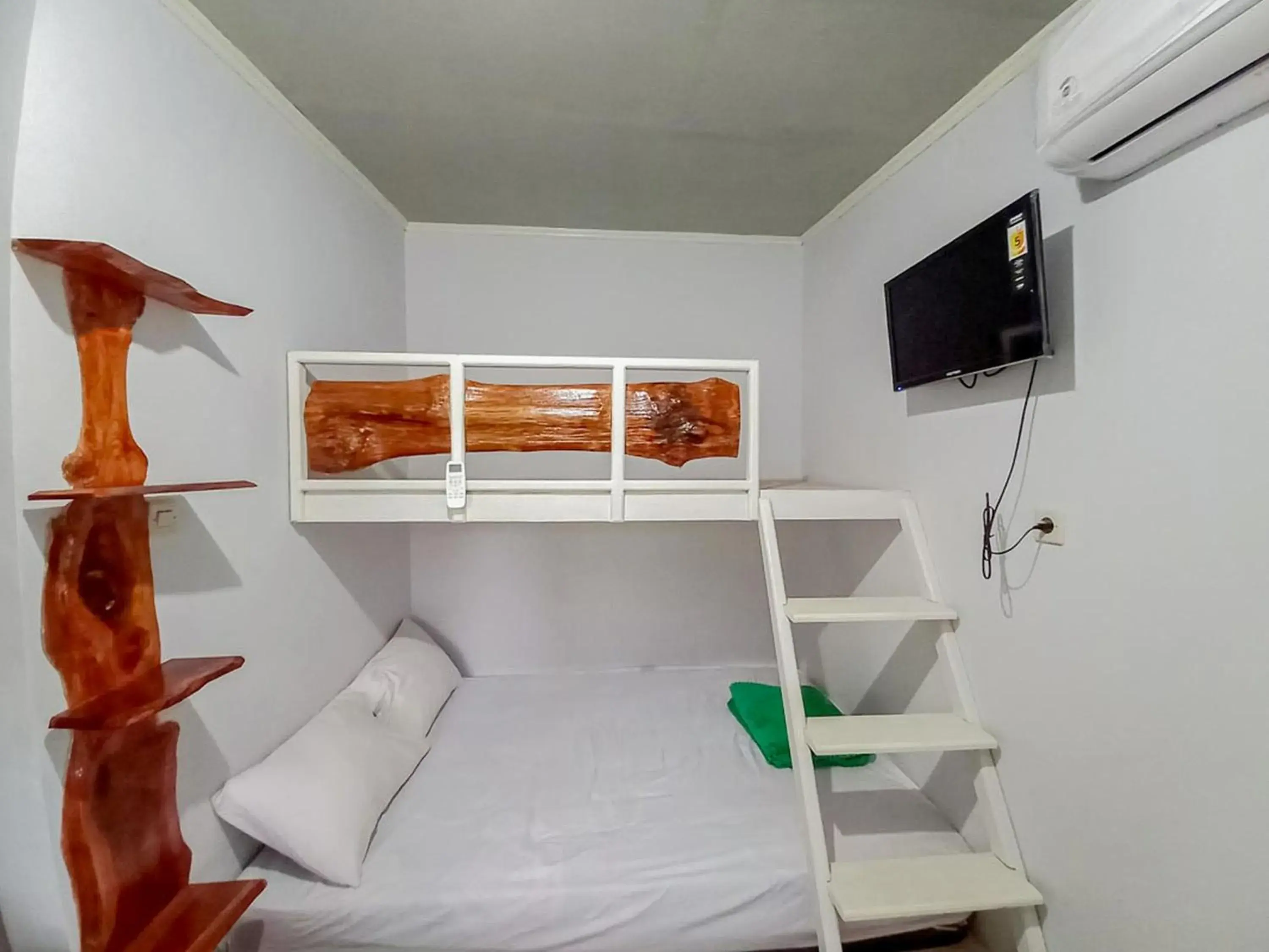 Bedroom, Bed in Labinda Homestay Caruban Mitra RedDoorz Bedroom, Bed in Labinda Homestay Caruban Mitra RedDoorz