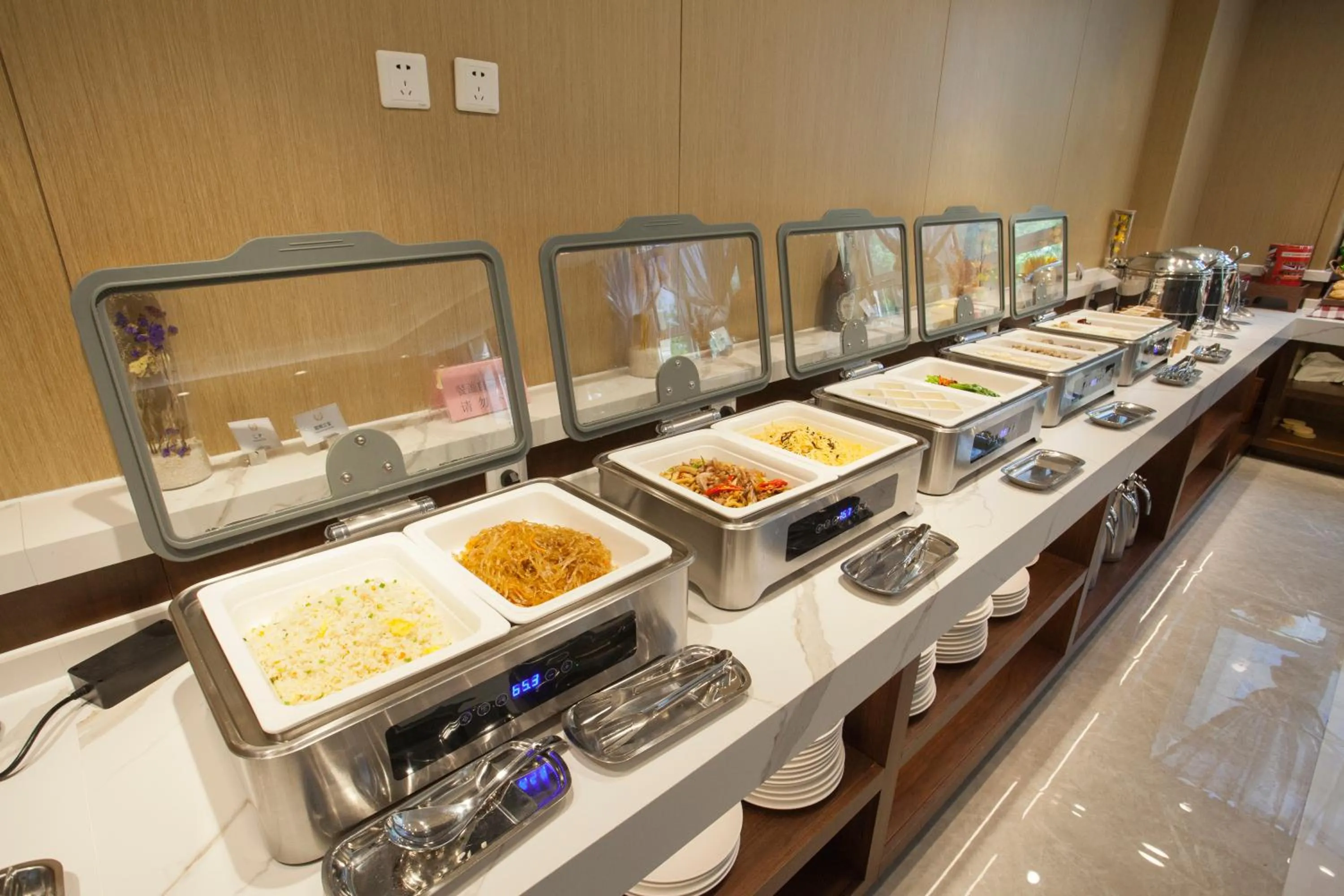 Restaurant/places to eat in Joy Fall Hotel