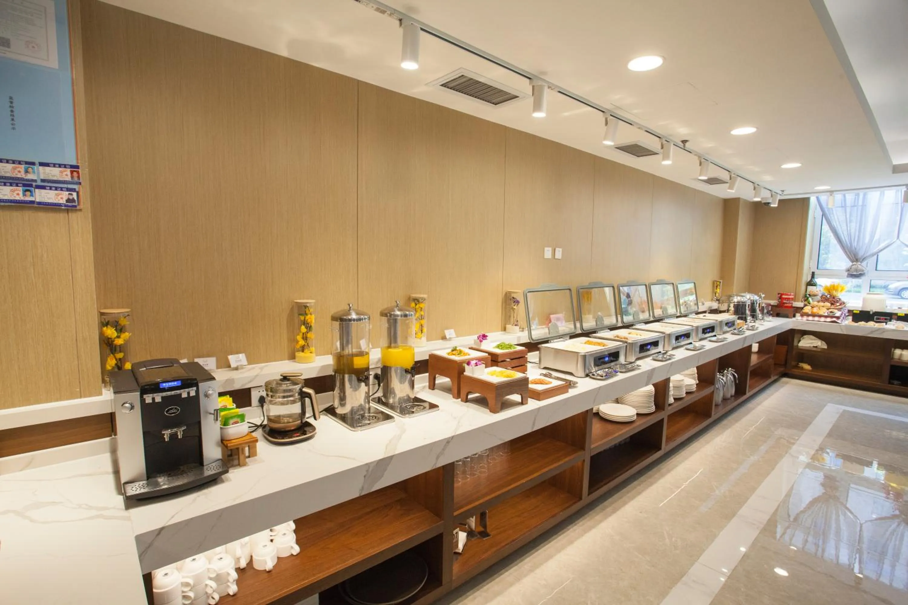 Restaurant/places to eat in Joy Fall Hotel