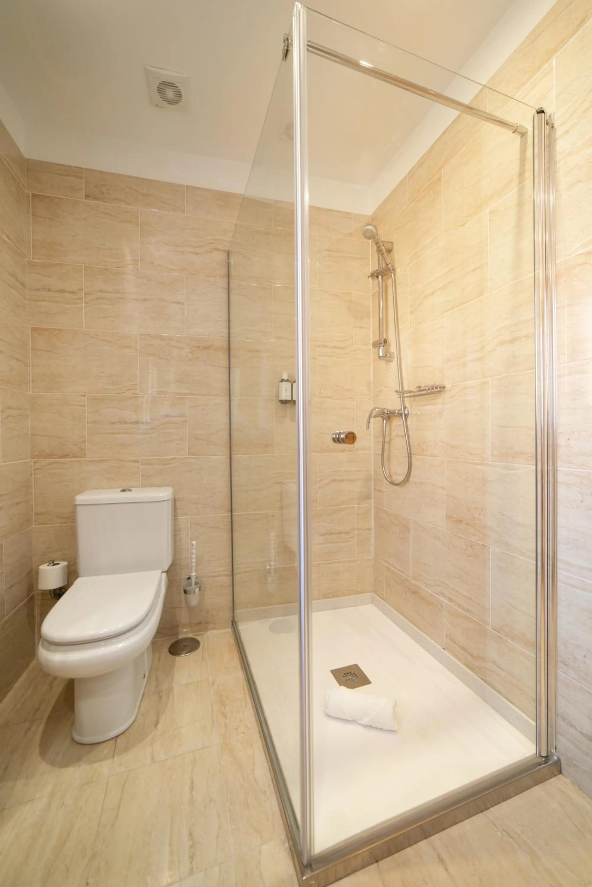 Shower in Hotel Playa Langosteira by Adeloló