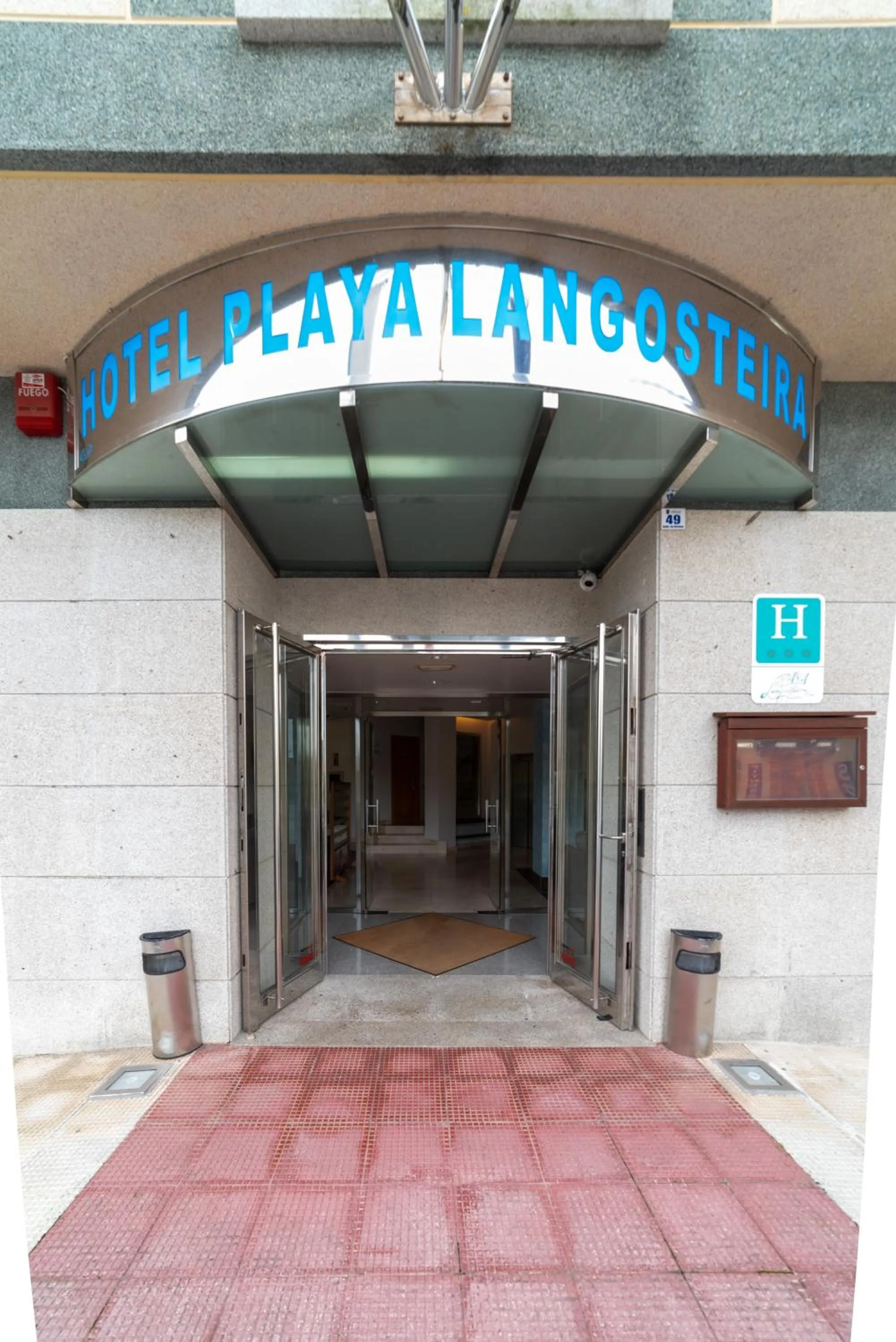 Facade/entrance in Hotel Playa Langosteira by Adeloló