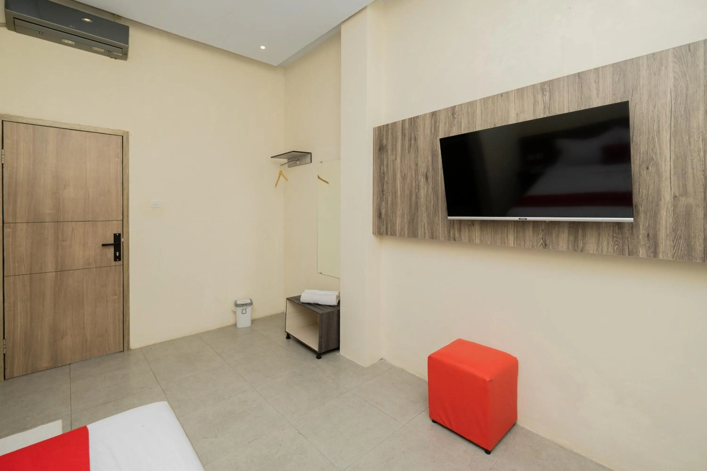 TV and multimedia in RedDoorz @ Sangnala Homestay Pakisaji