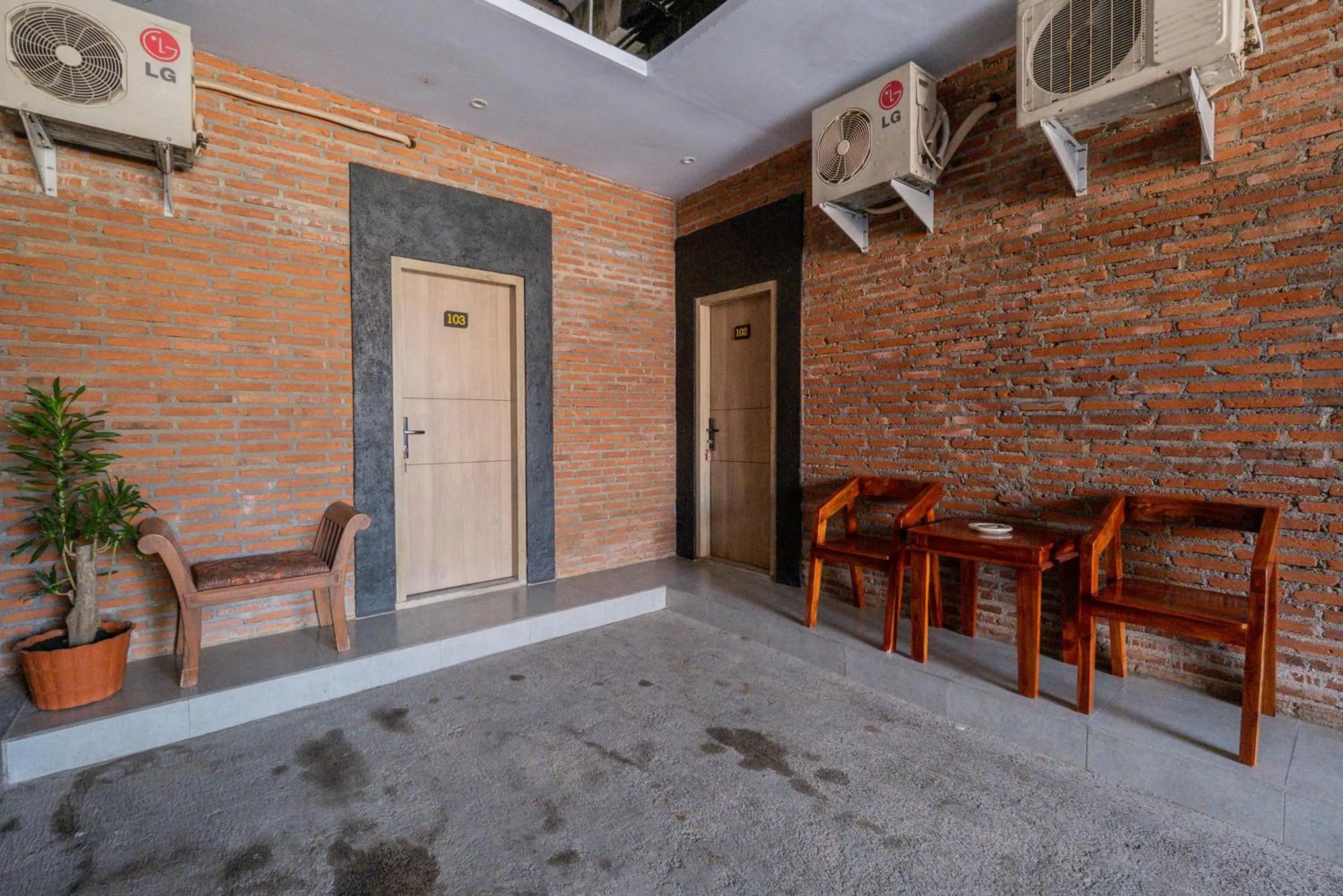 Seating area in RedDoorz @ Sangnala Homestay Pakisaji