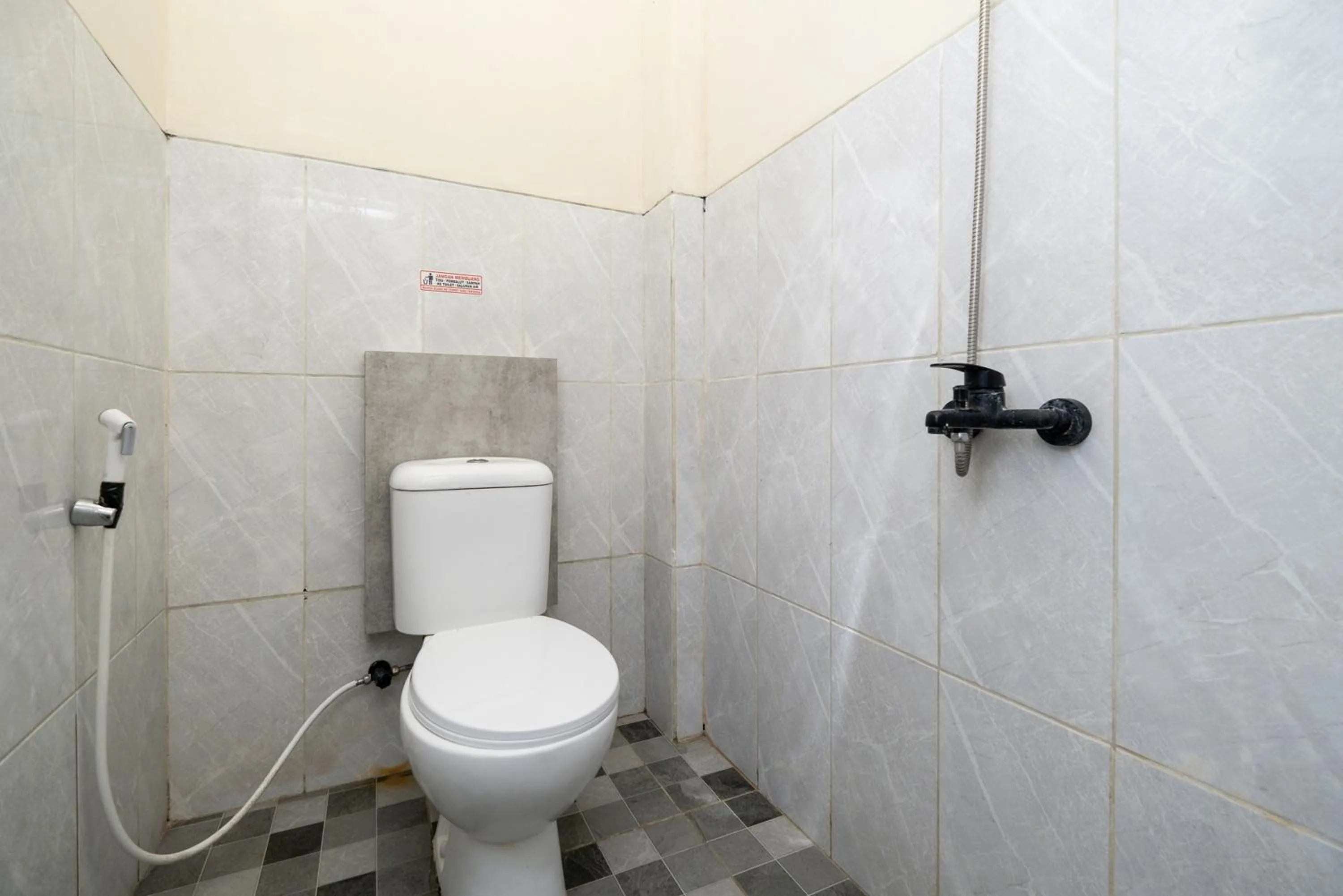 Bathroom in RedDoorz @ Sangnala Homestay Pakisaji