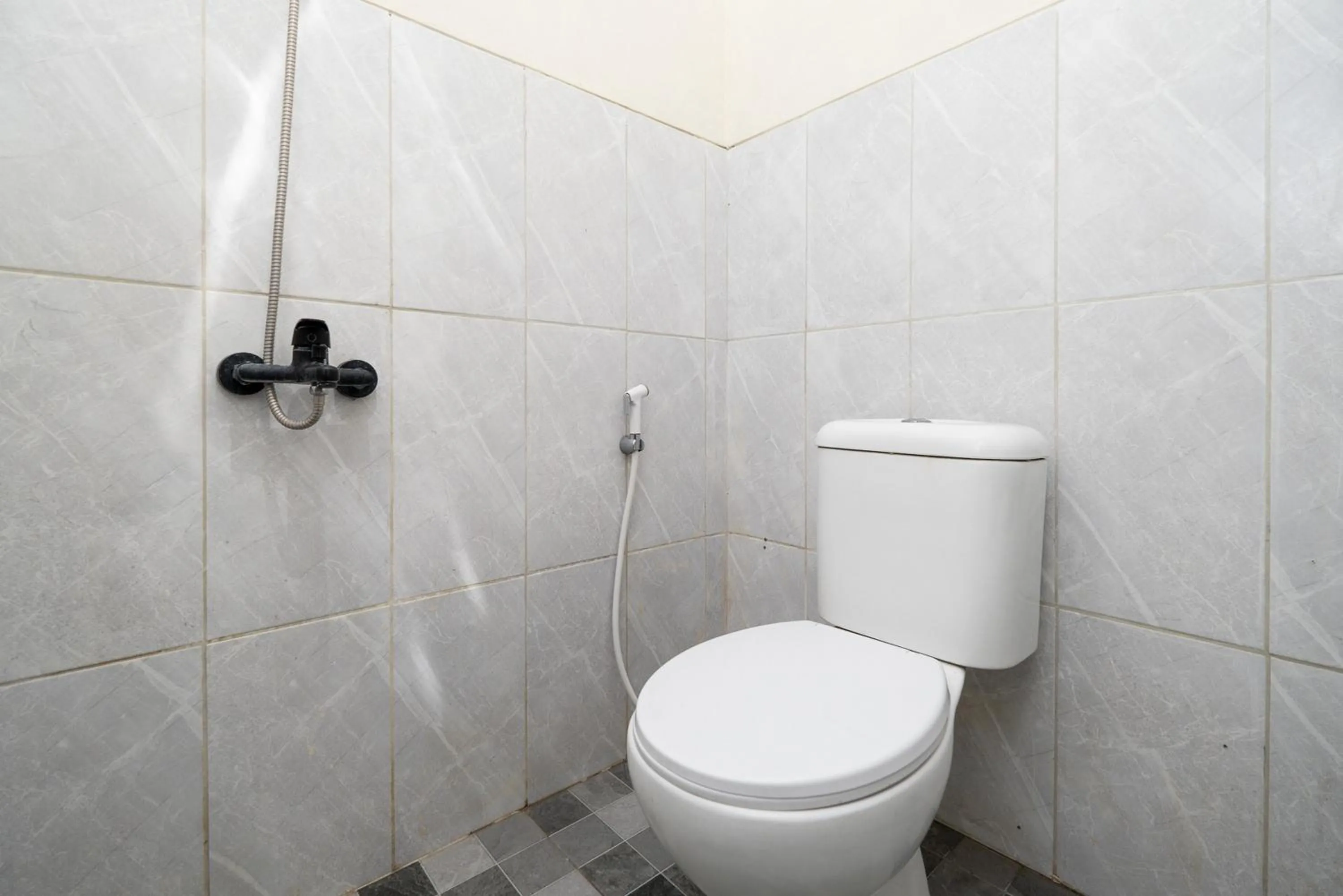 Bathroom in RedDoorz @ Sangnala Homestay Pakisaji