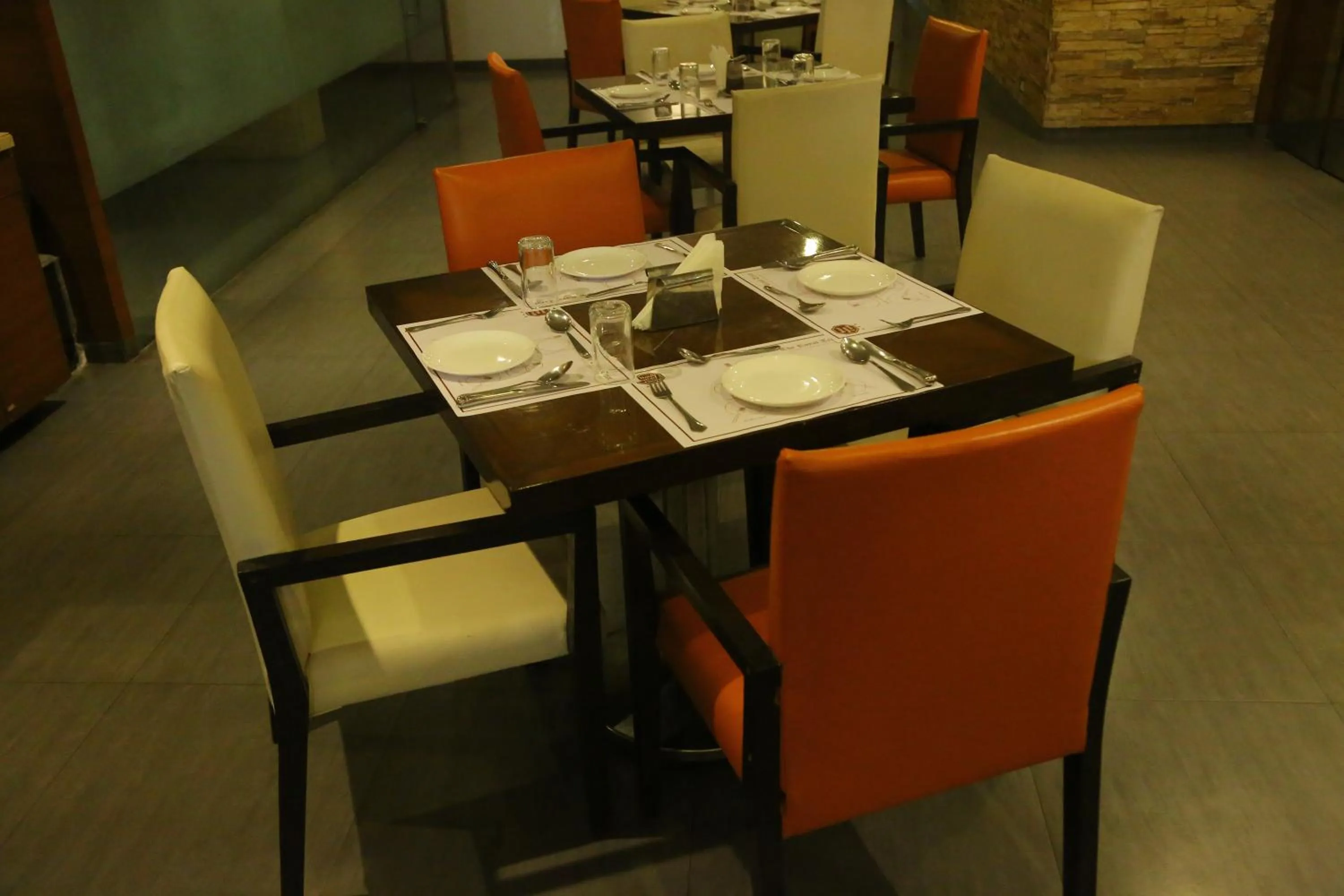 Restaurant/places to eat in HOTEL SALEM CASTLE