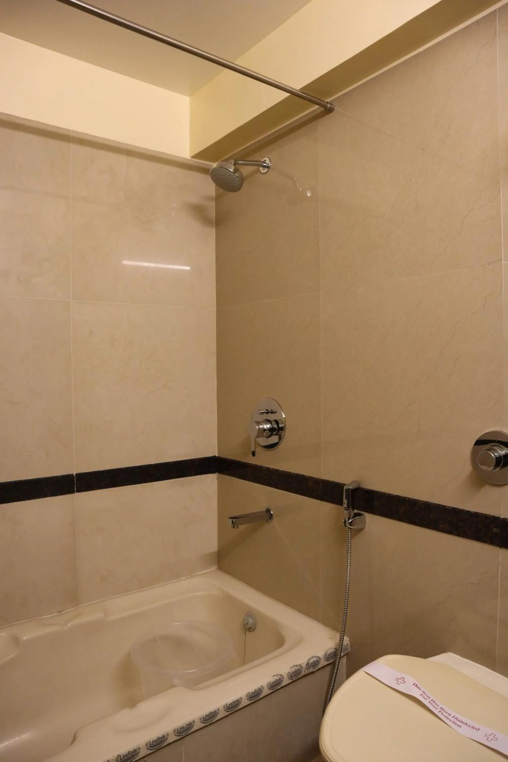 Shower in HOTEL SALEM CASTLE