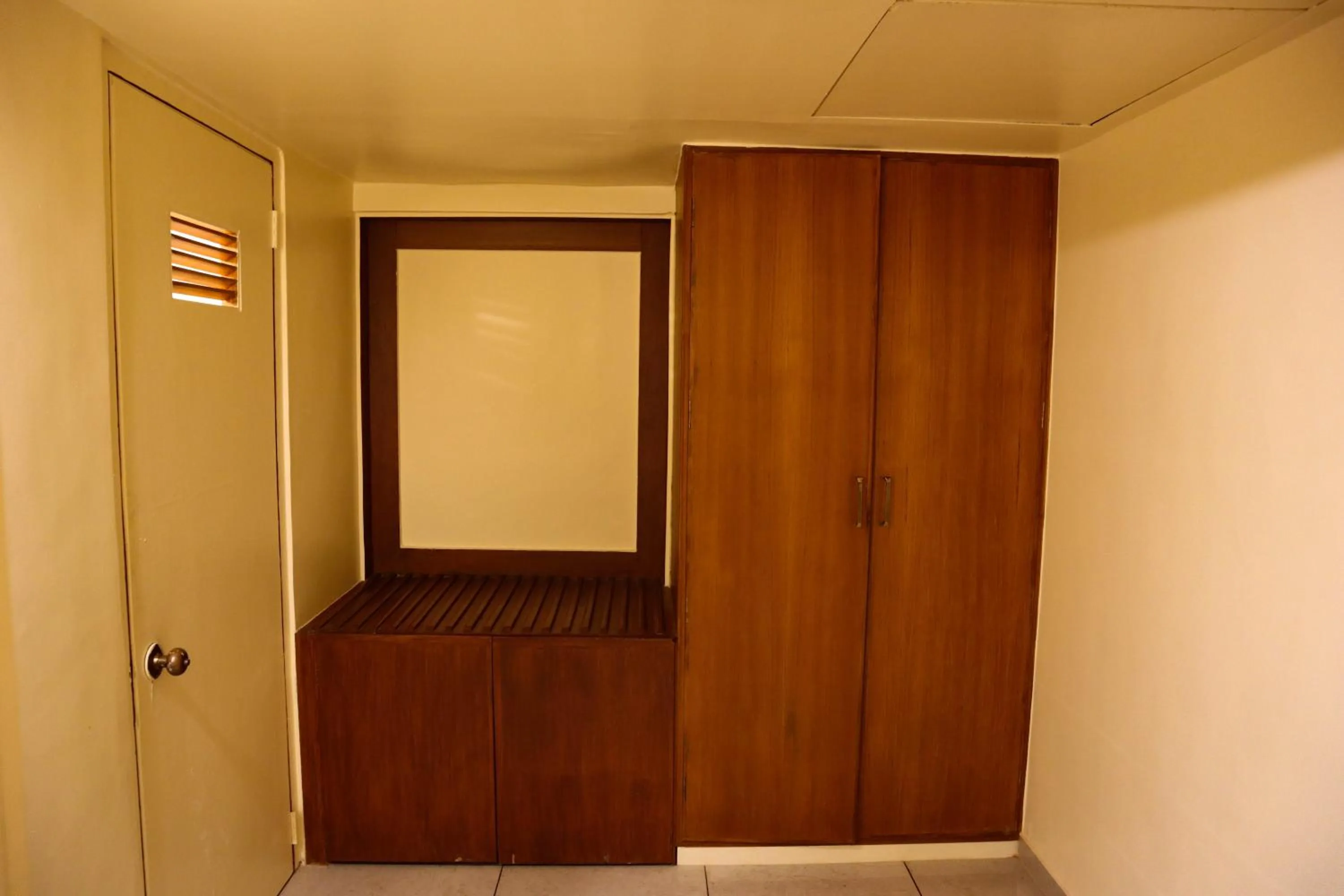 wardrobe in HOTEL SALEM CASTLE