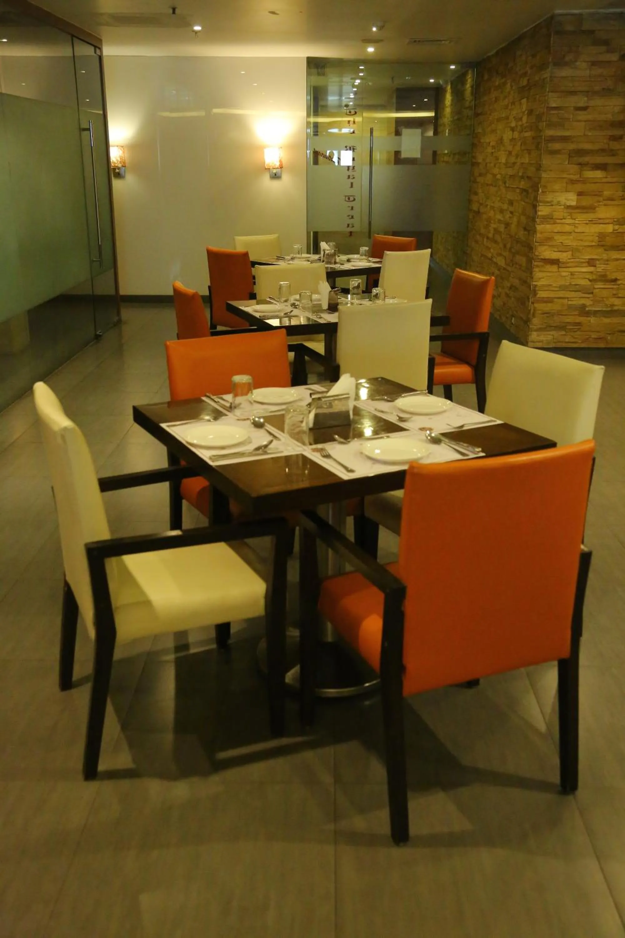 Restaurant/places to eat in HOTEL SALEM CASTLE