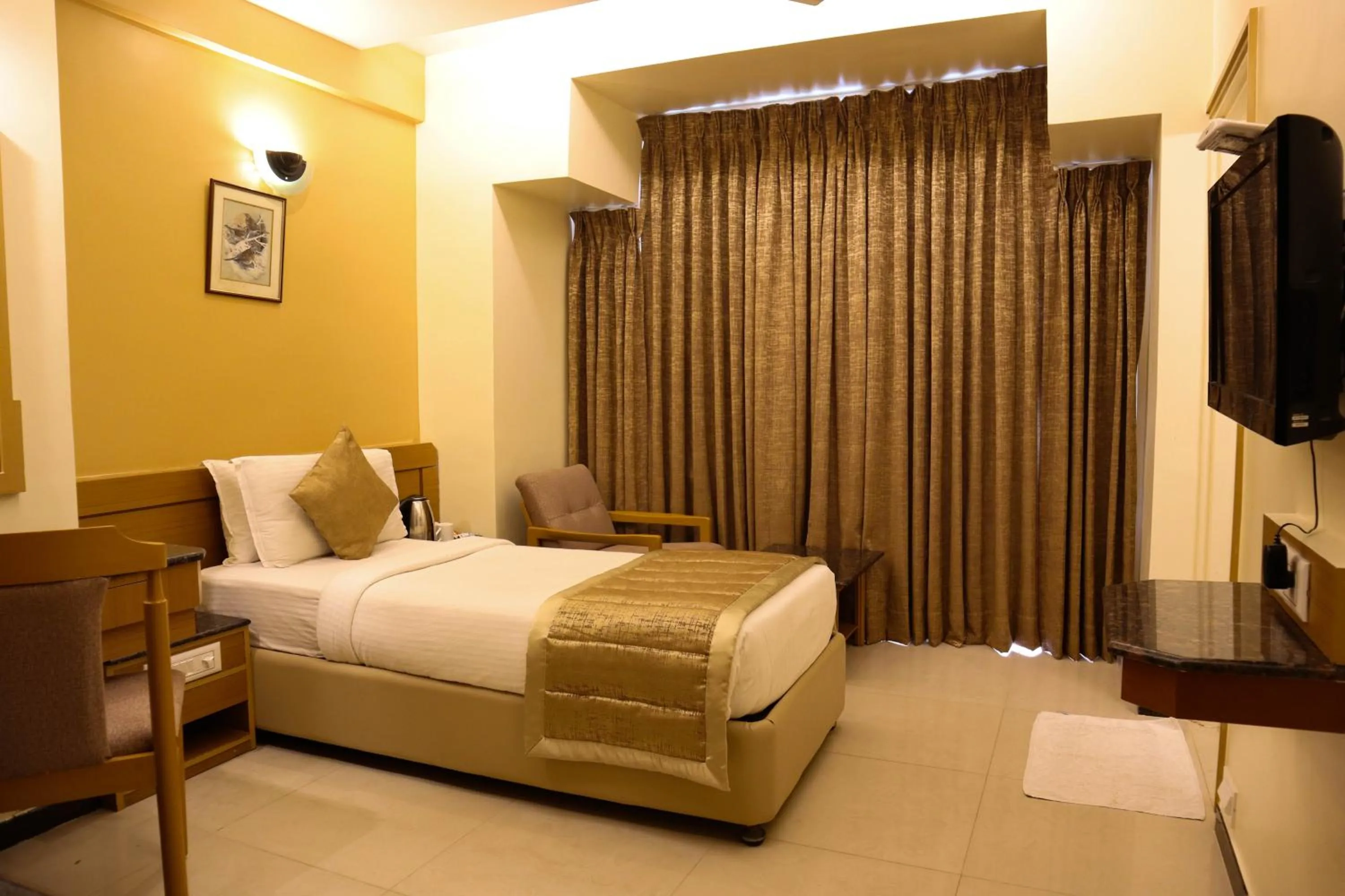 Living room, Bed in HOTEL SALEM CASTLE