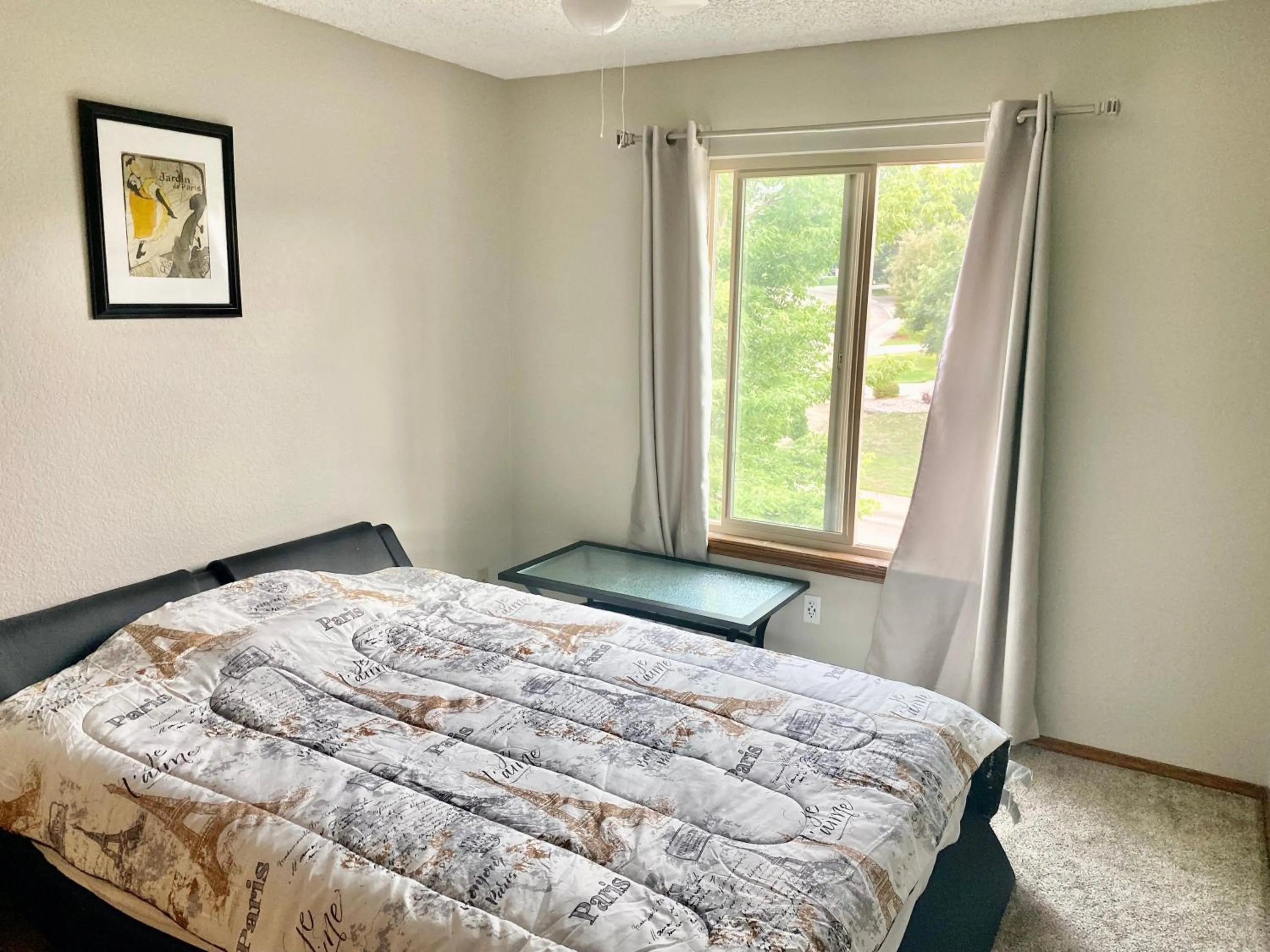 Bed in 3br home 2br unit close to USAFA with fireplace