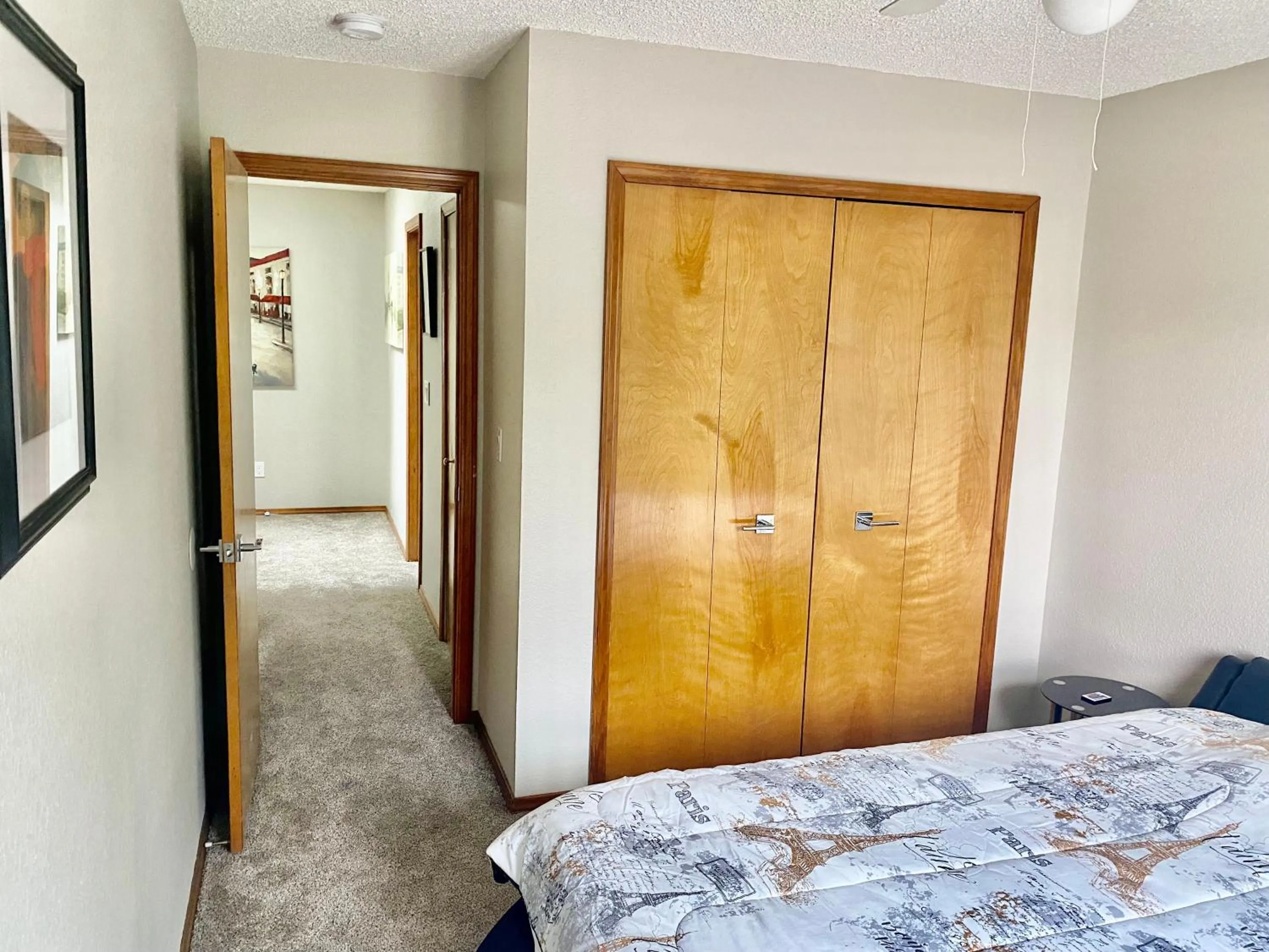 Bed in 3br home 2br unit close to USAFA with fireplace