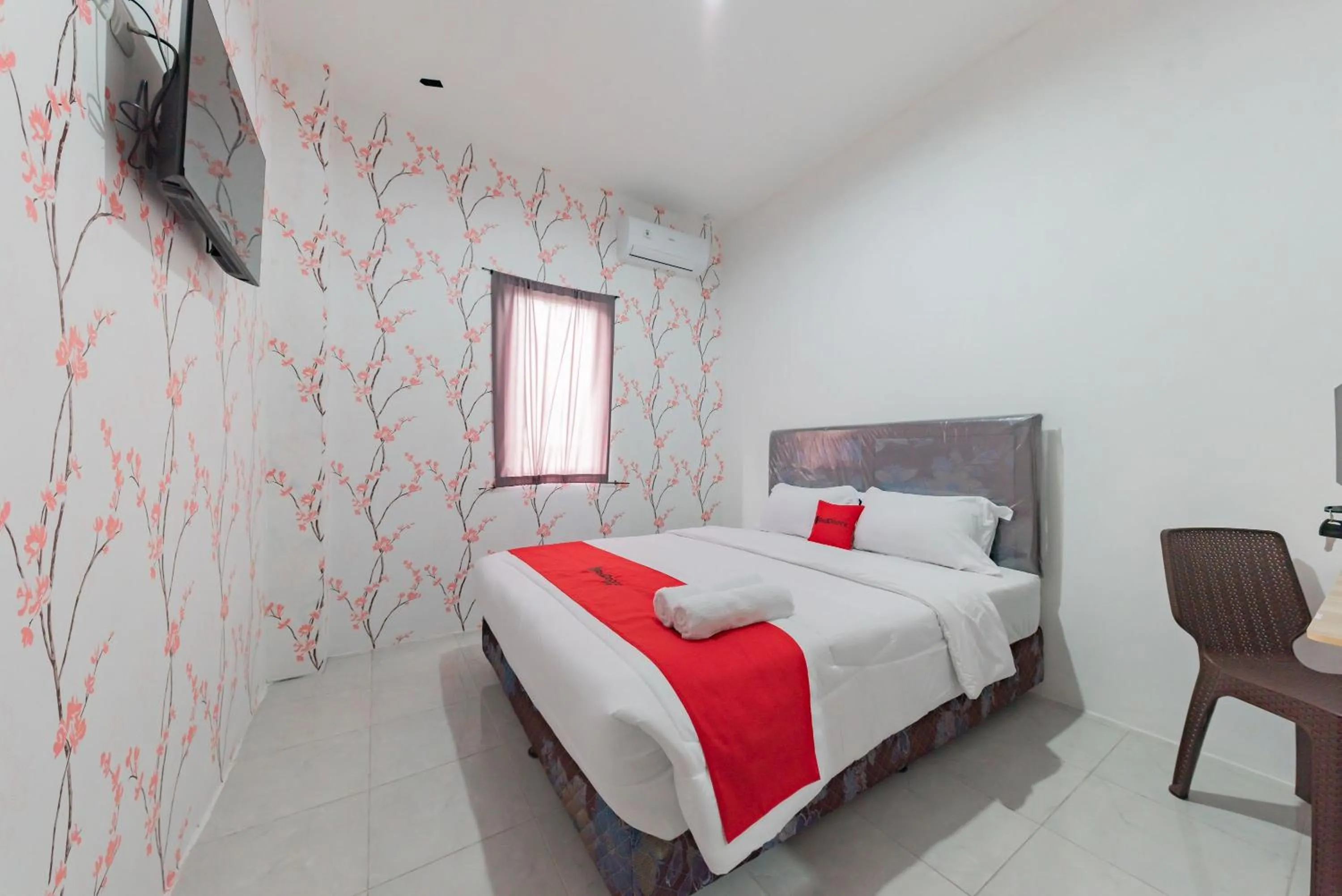 Bedroom, Bed in RedDoorz Syariah Plus near Tugu Bubur Ayam Cianjur