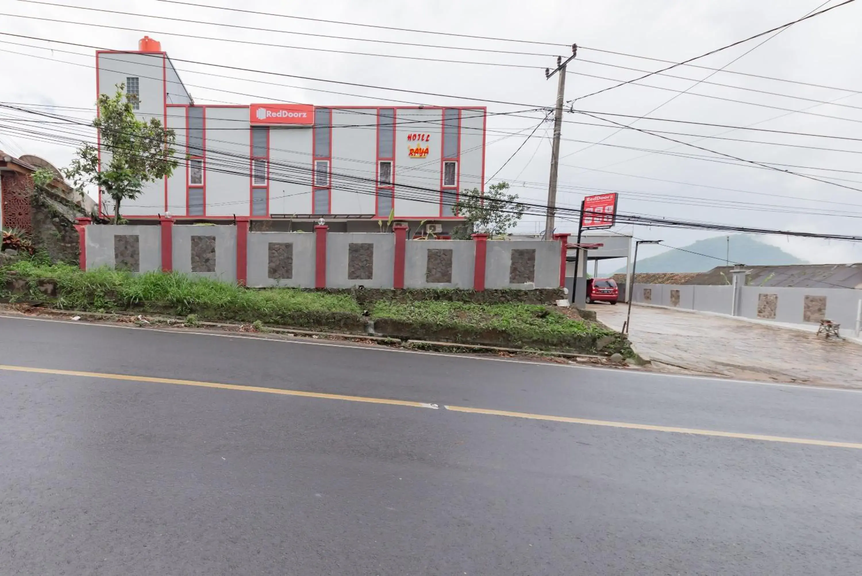 Property building in RedDoorz Syariah Plus near Tugu Bubur Ayam Cianjur Property building in RedDoorz Syariah Plus near Tugu Bubur Ayam Cianjur