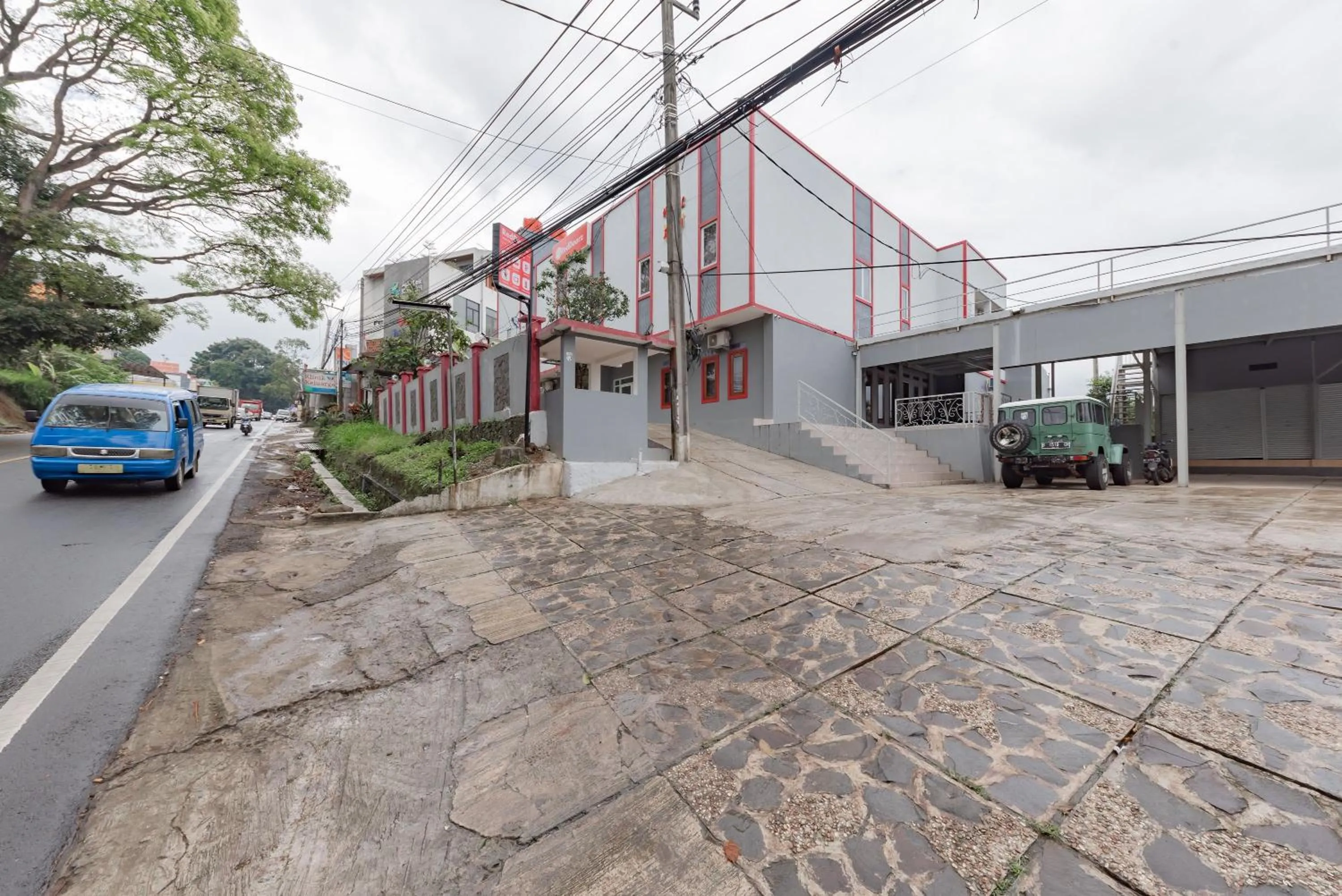 Property building in RedDoorz Syariah Plus near Tugu Bubur Ayam Cianjur