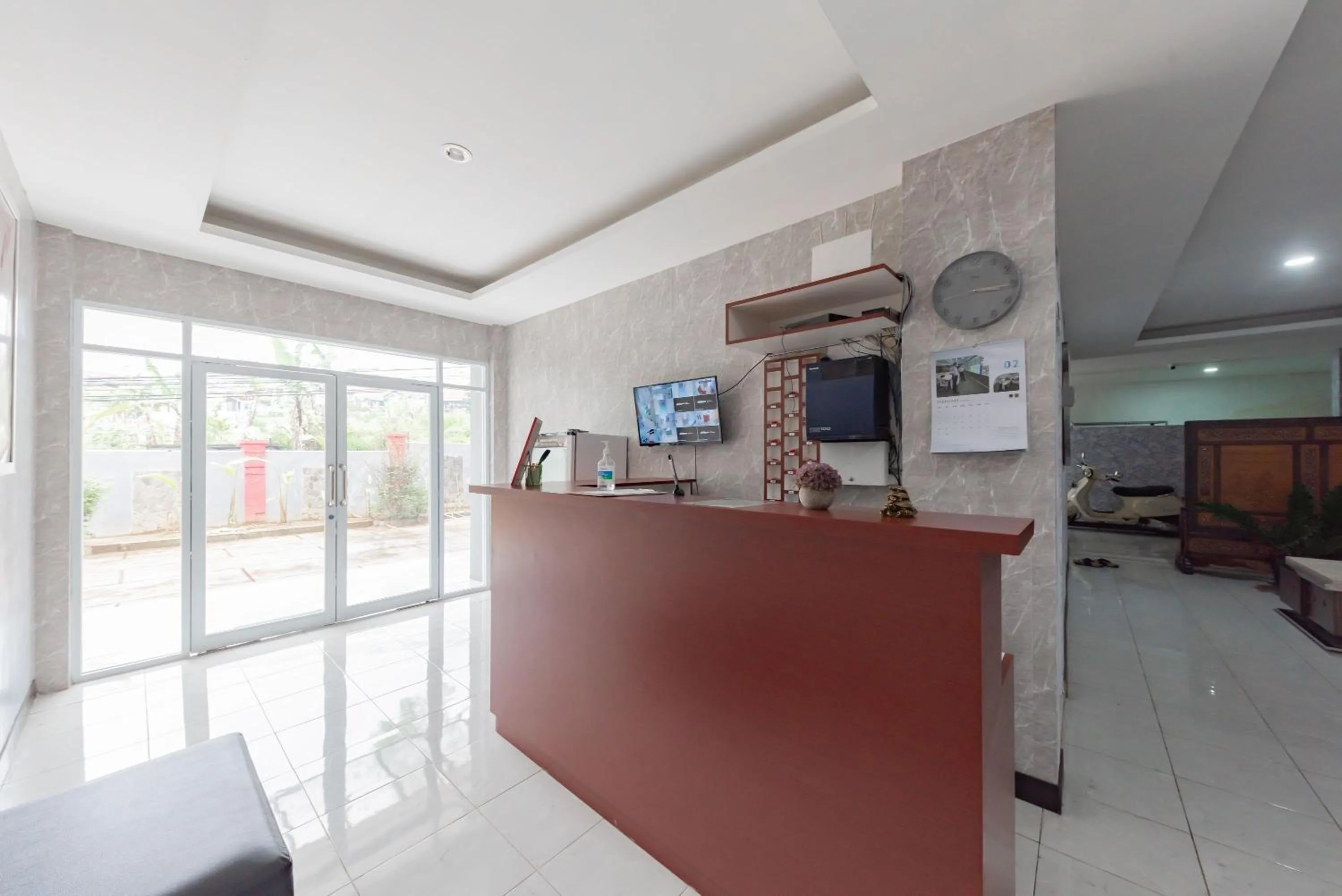 Lobby or reception in RedDoorz Syariah Plus near Tugu Bubur Ayam Cianjur