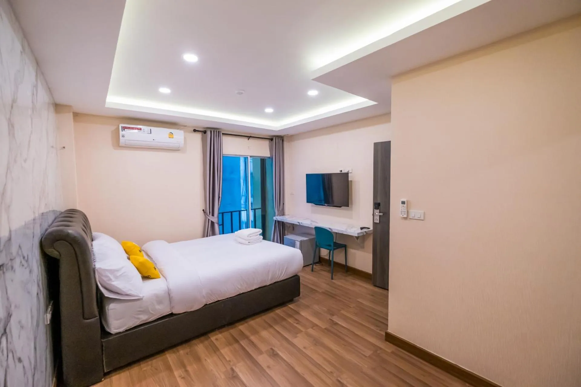 Photo of the whole room, Bed in Amber Inn