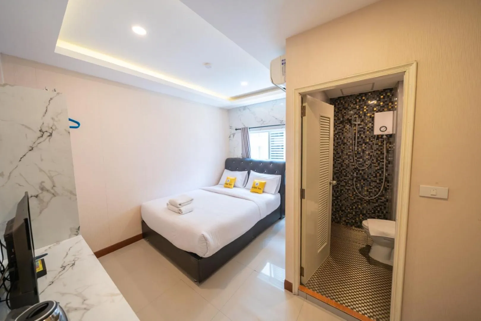 Bedroom, Bed in Amber Inn