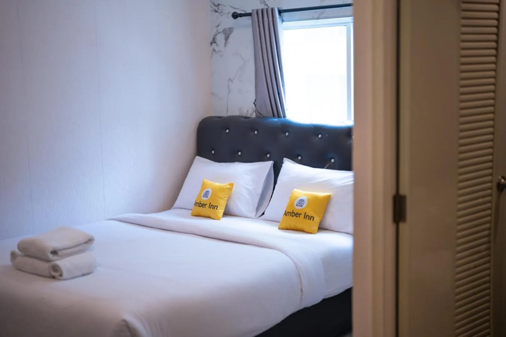 Bedroom, Bed in Amber Inn