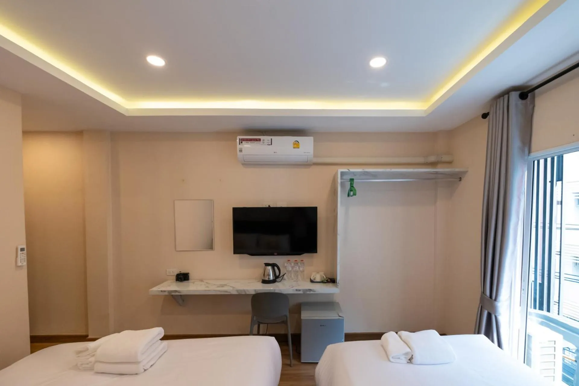 Photo of the whole room, Bed in Amber Inn