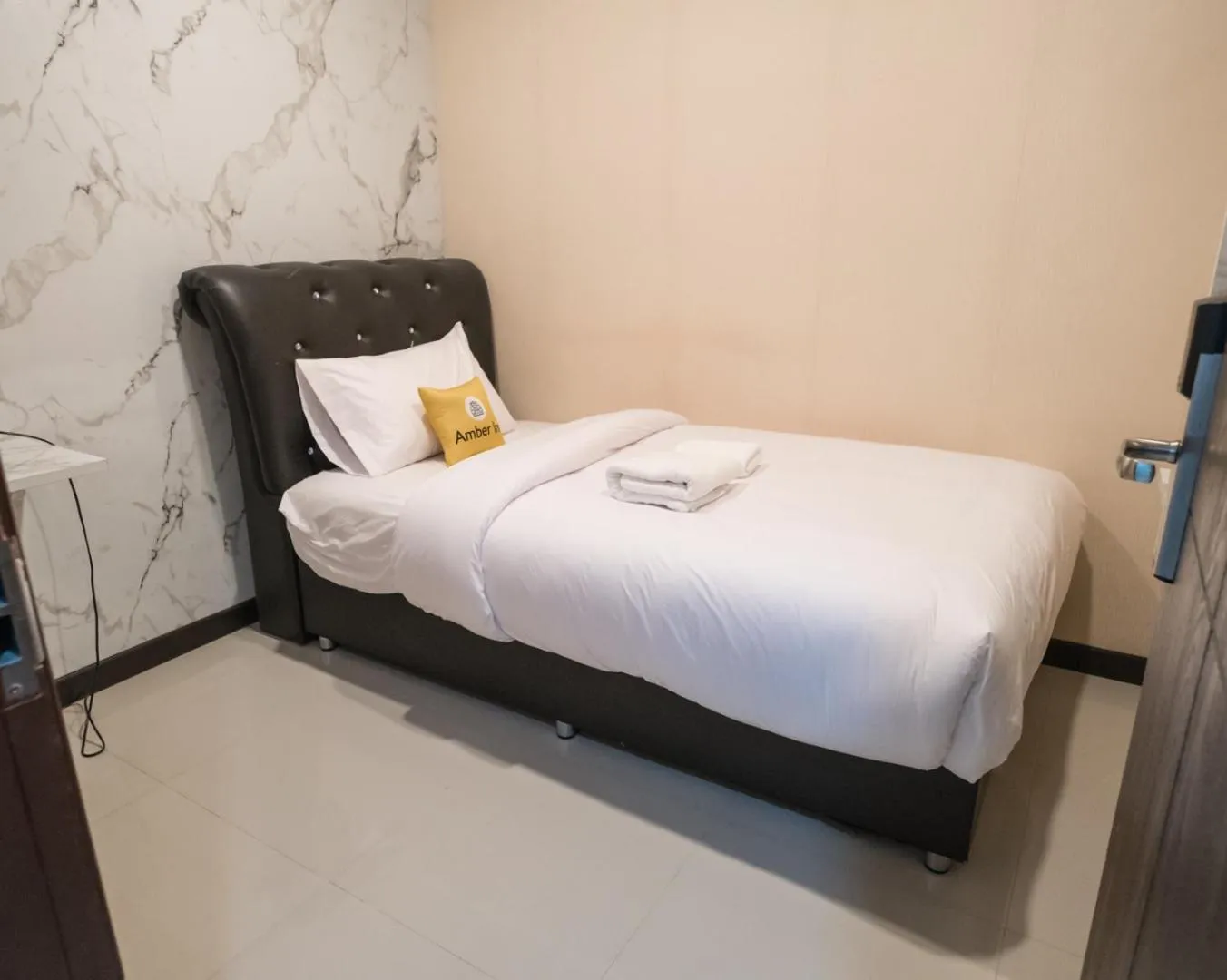 Bedroom, Bed in Amber Inn