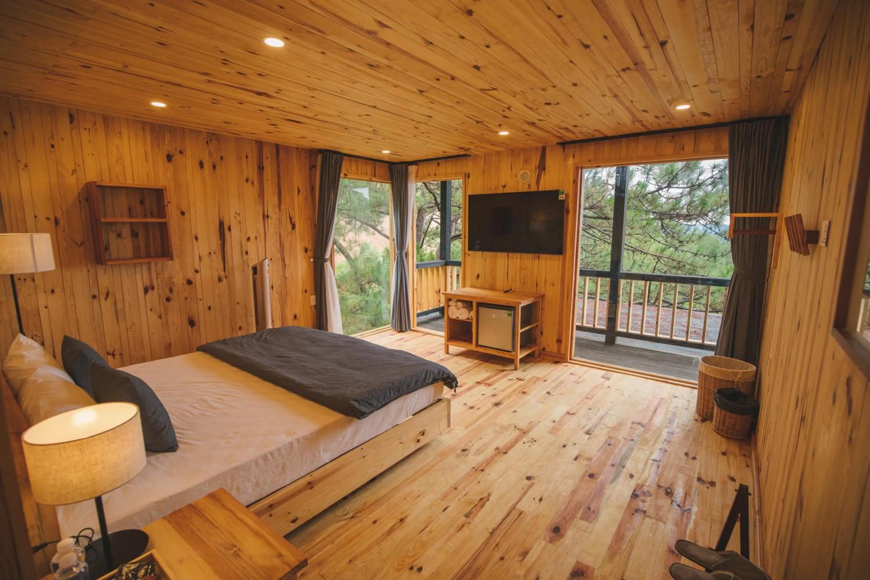 Communal lounge/ TV room, Bed in Lavender Dalat Hotel and Resorts