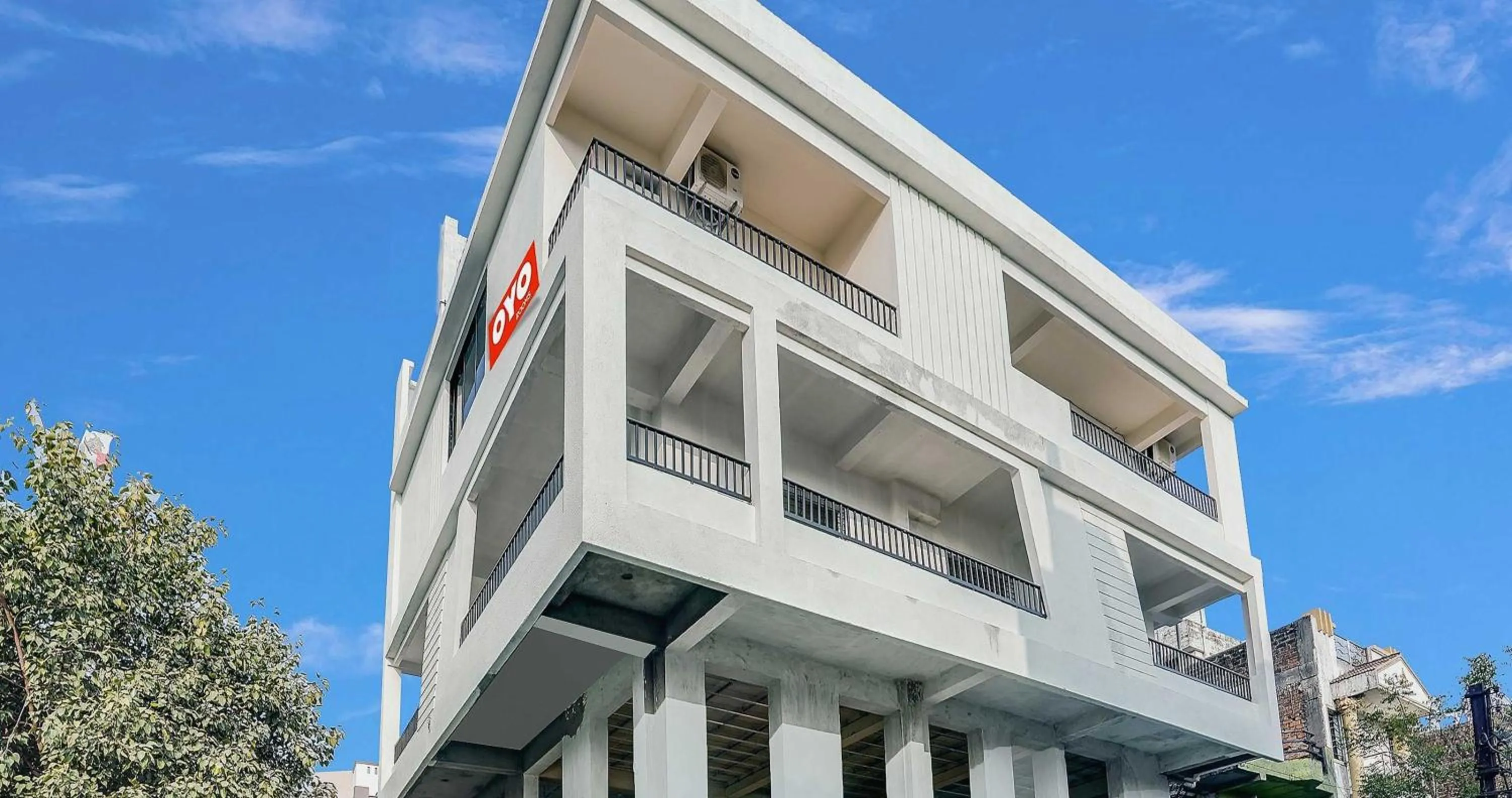 Facade/entrance in Hotel O White Villa