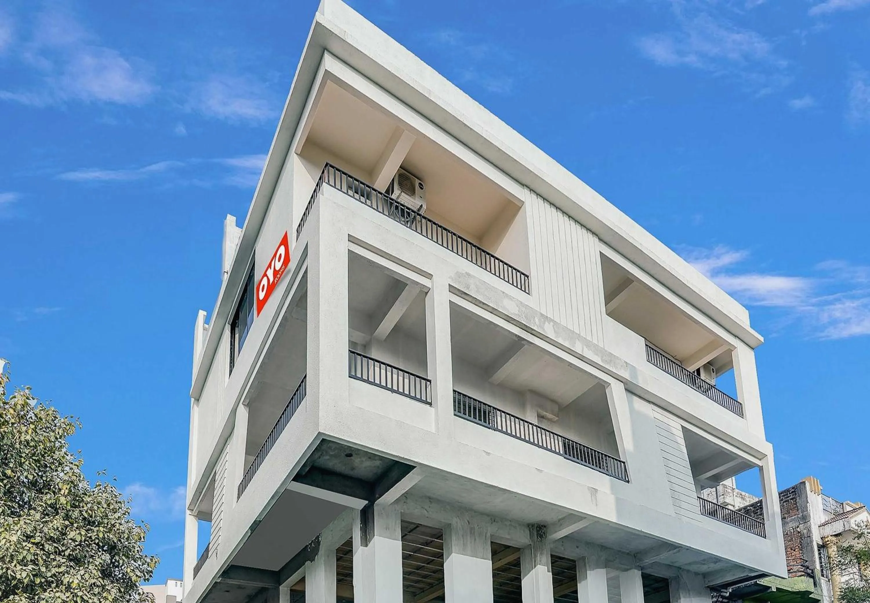 Facade/entrance in Hotel O White Villa