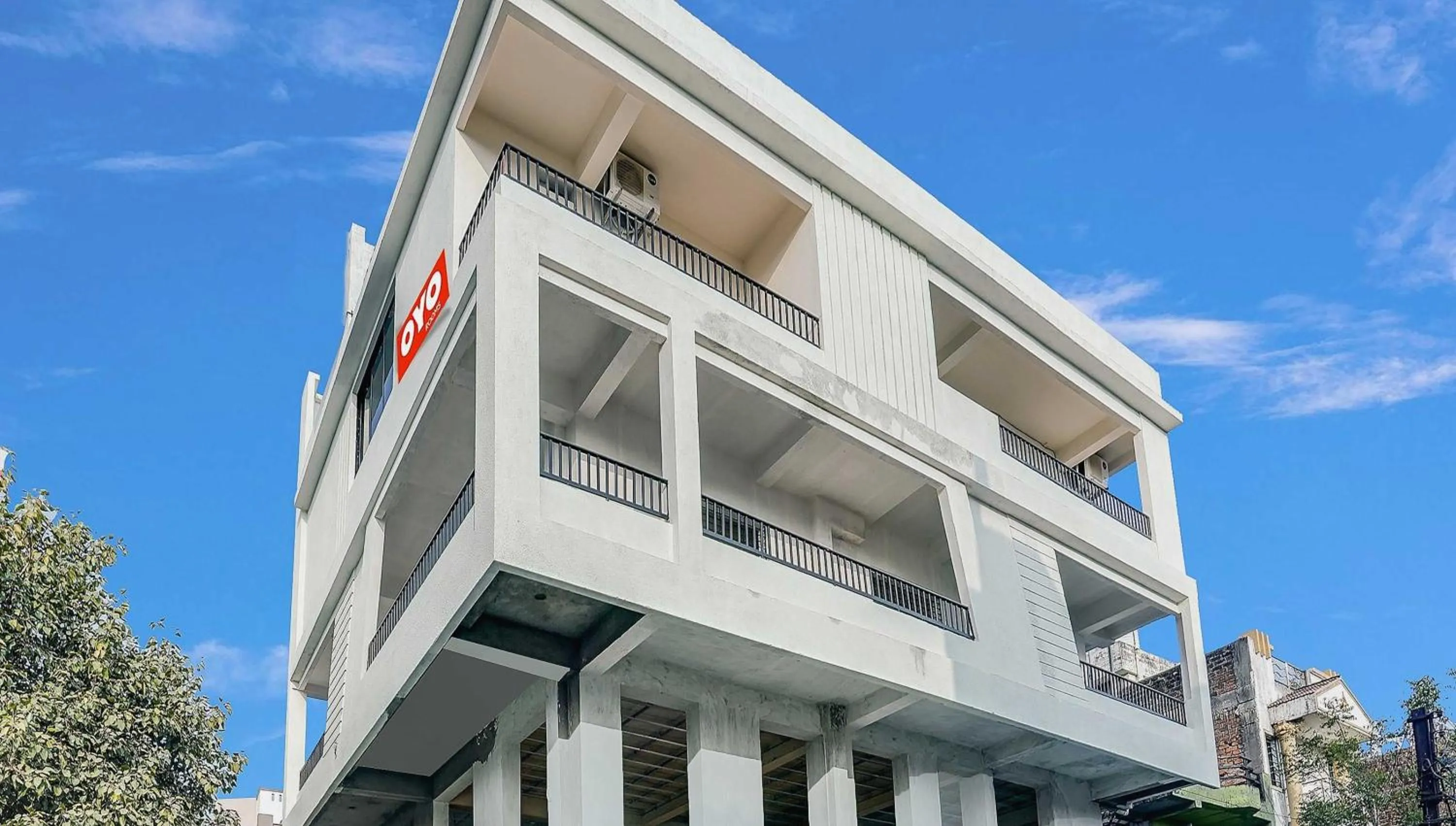 Facade/entrance in Hotel O White Villa