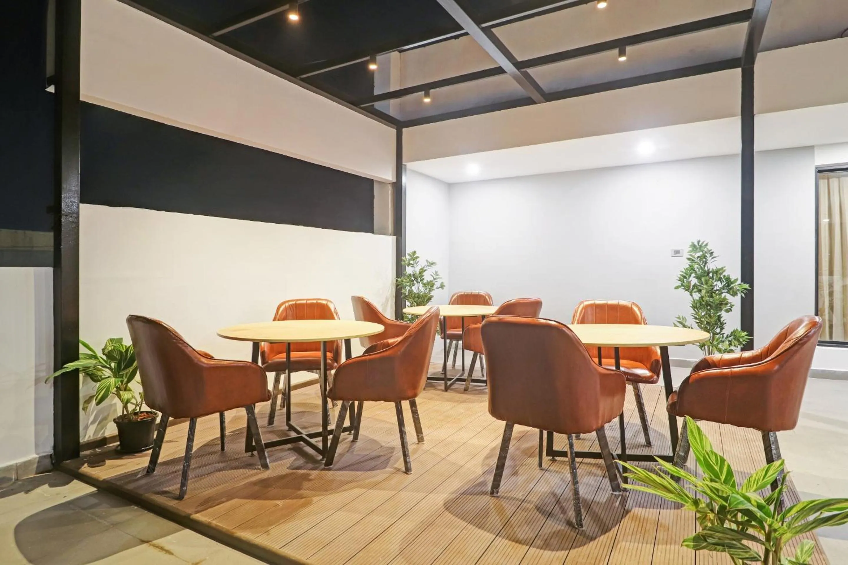 Restaurant/places to eat in Super Townhouse Rcc Pride