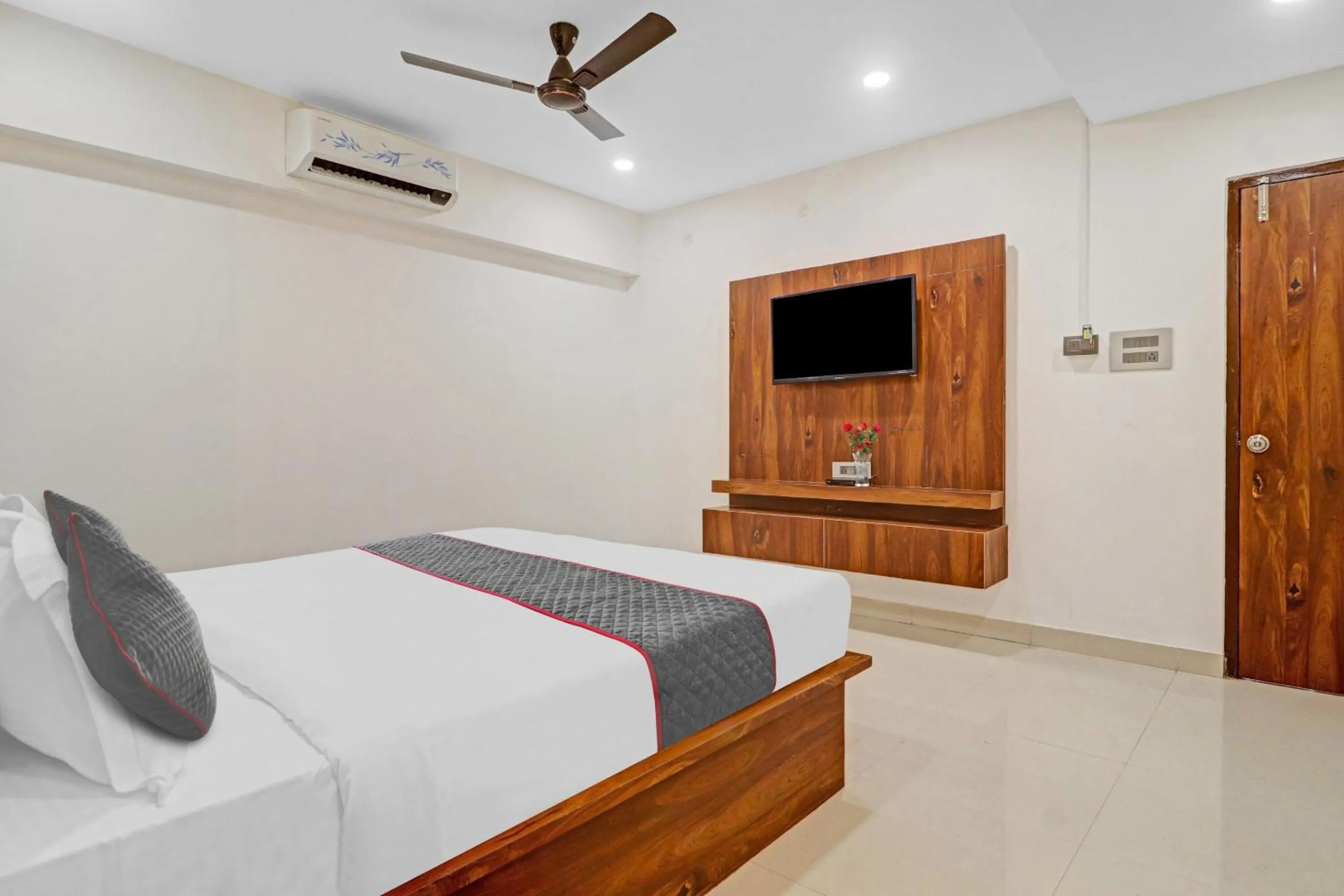 Bedroom, Bed in Super Townhouse Rcc Pride