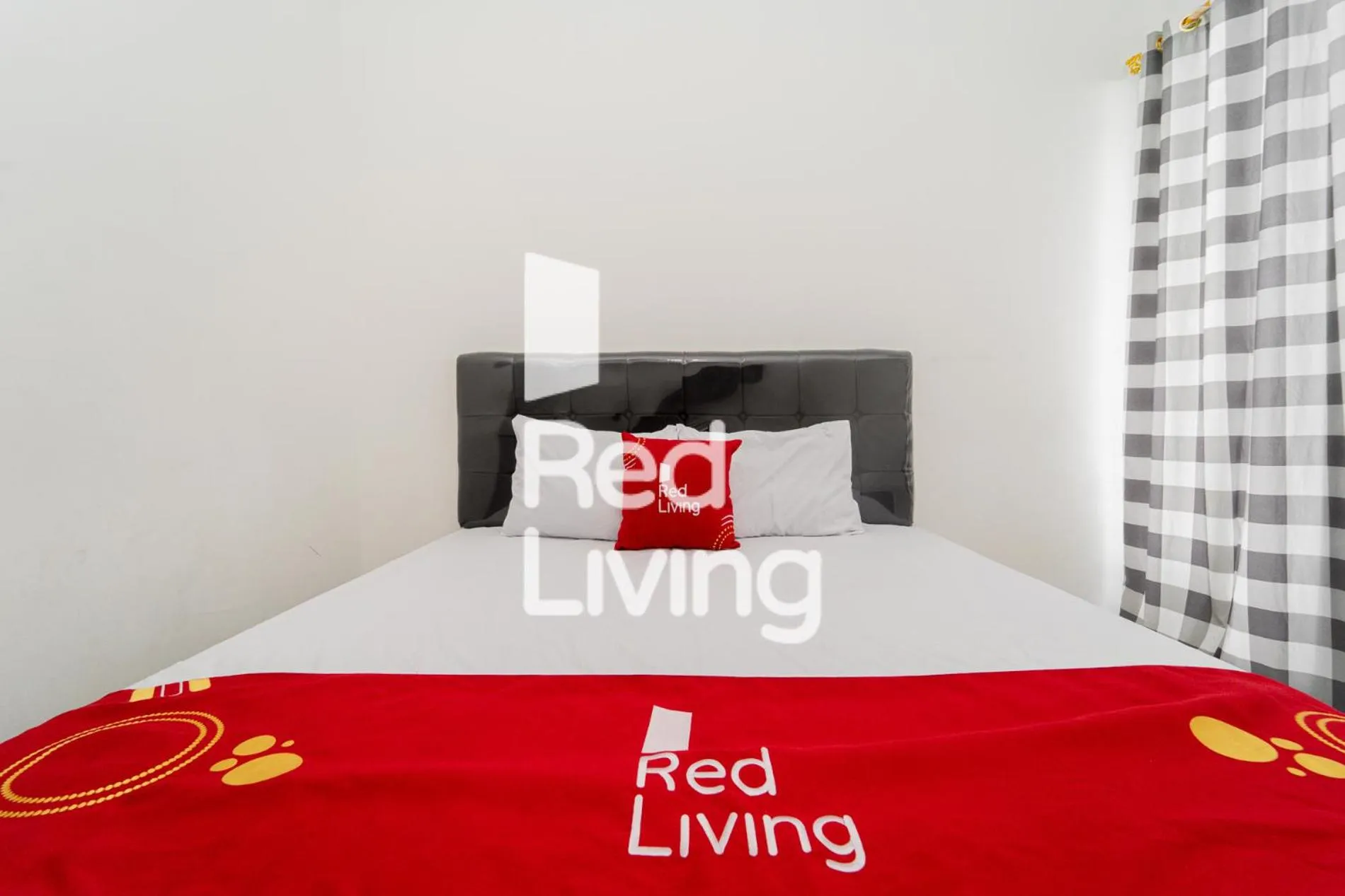 Bedroom, Bed in RedLiving Apartemen Sayana - Sentra Jaya