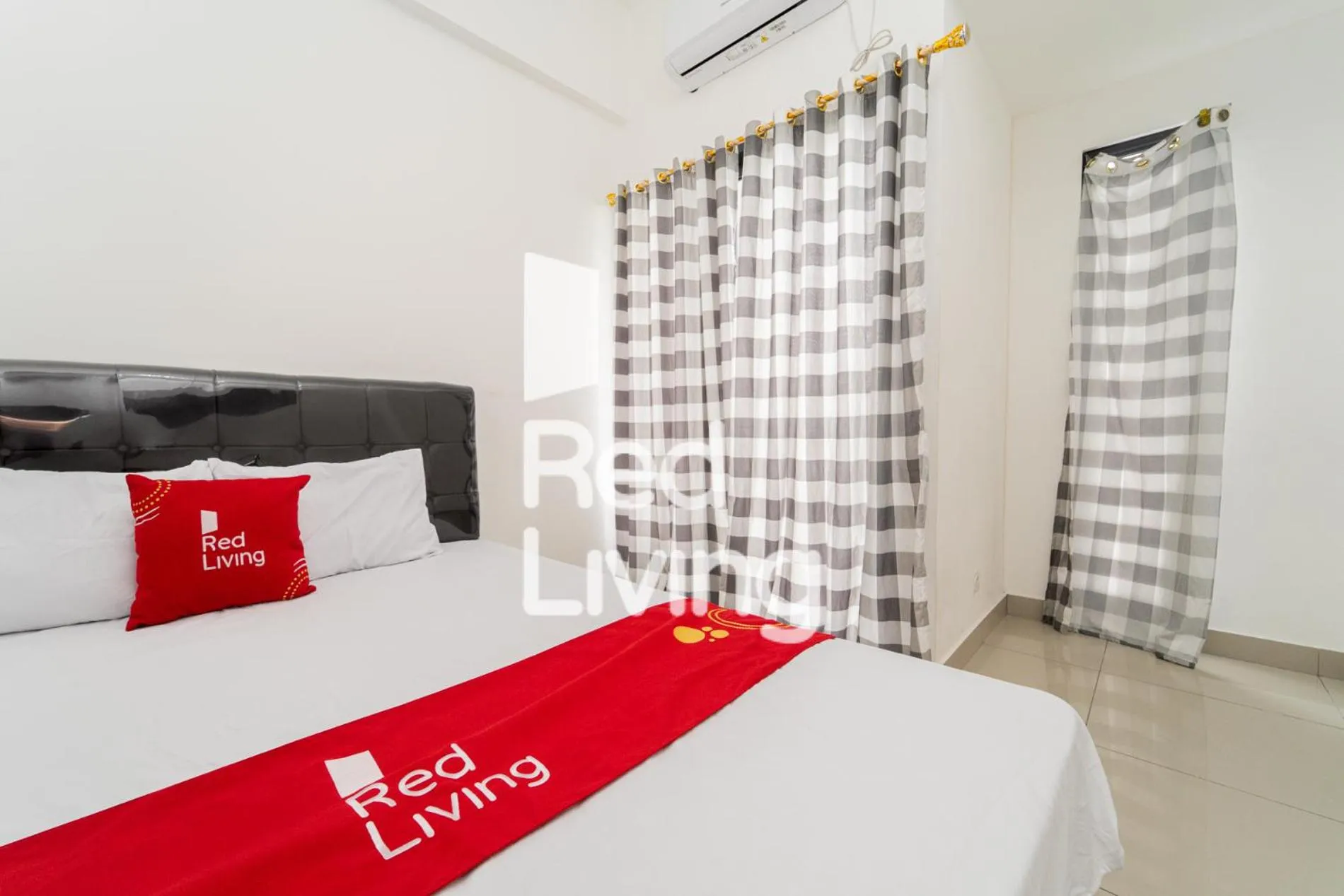 Bedroom, Bed in RedLiving Apartemen Sayana - Sentra Jaya