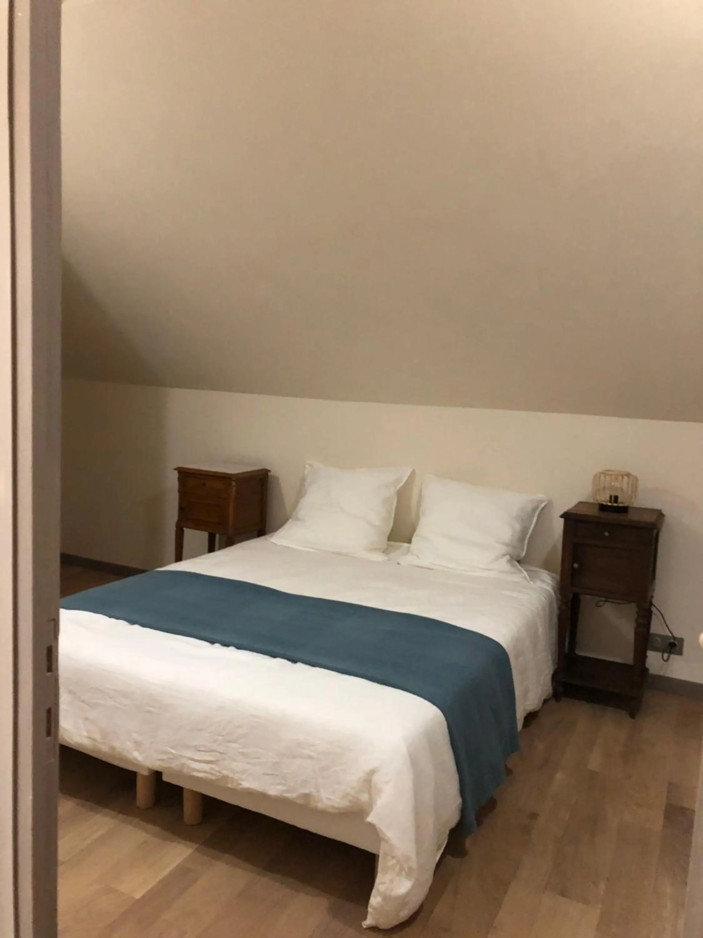 Bed in Fleurs de lin