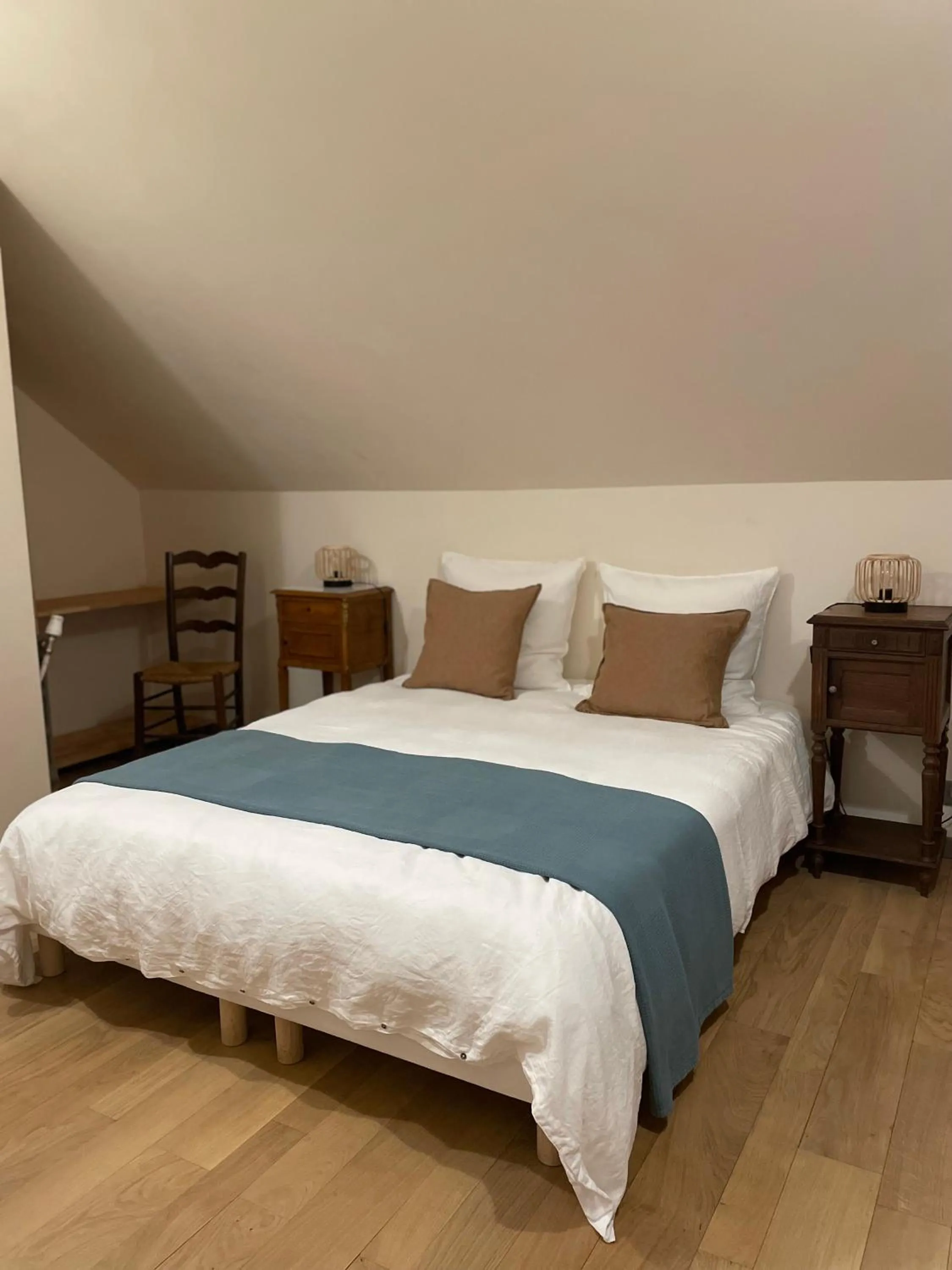 Photo of the whole room, Bed in Fleurs de lin