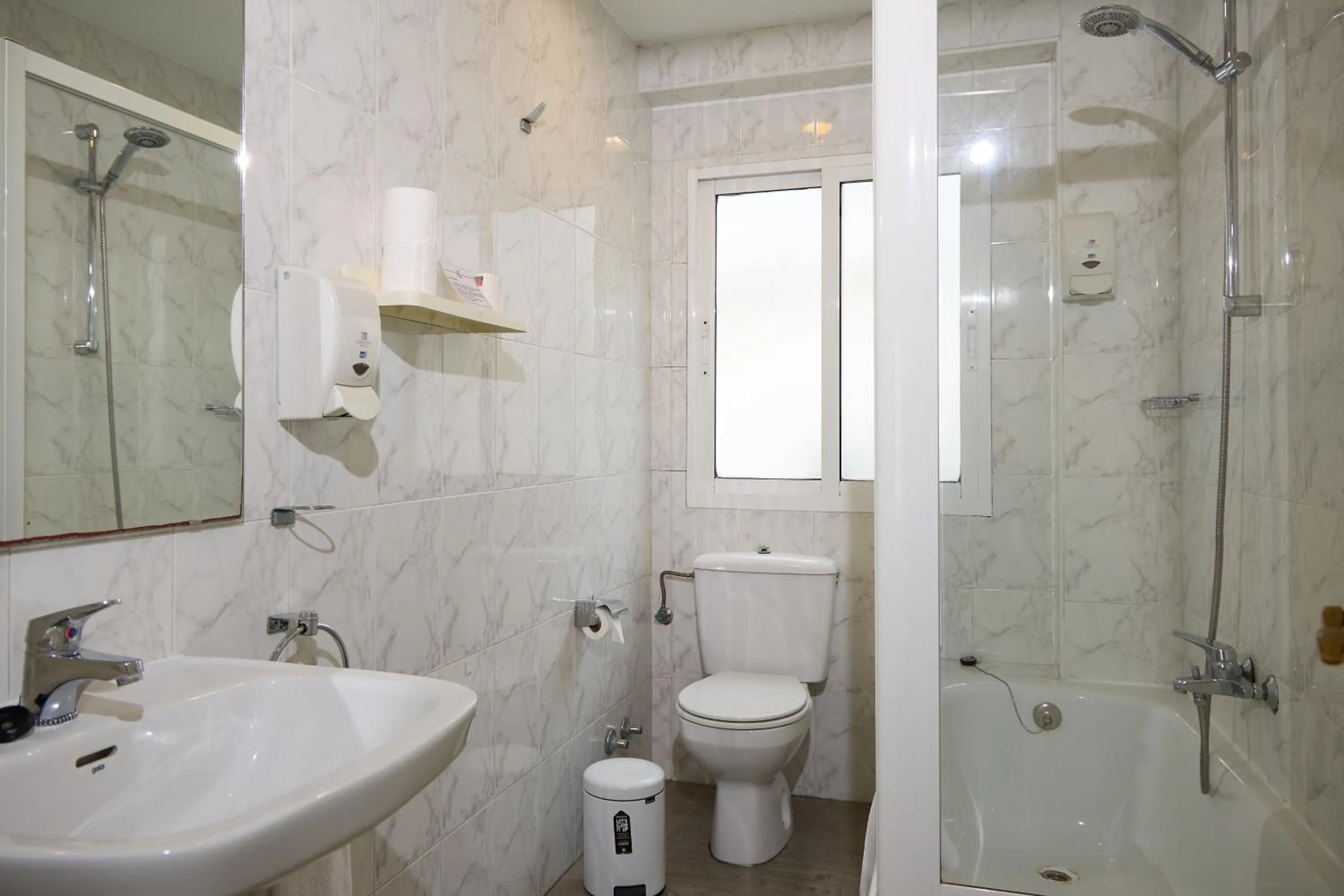 Toilet in Hotel Vigo Plaza