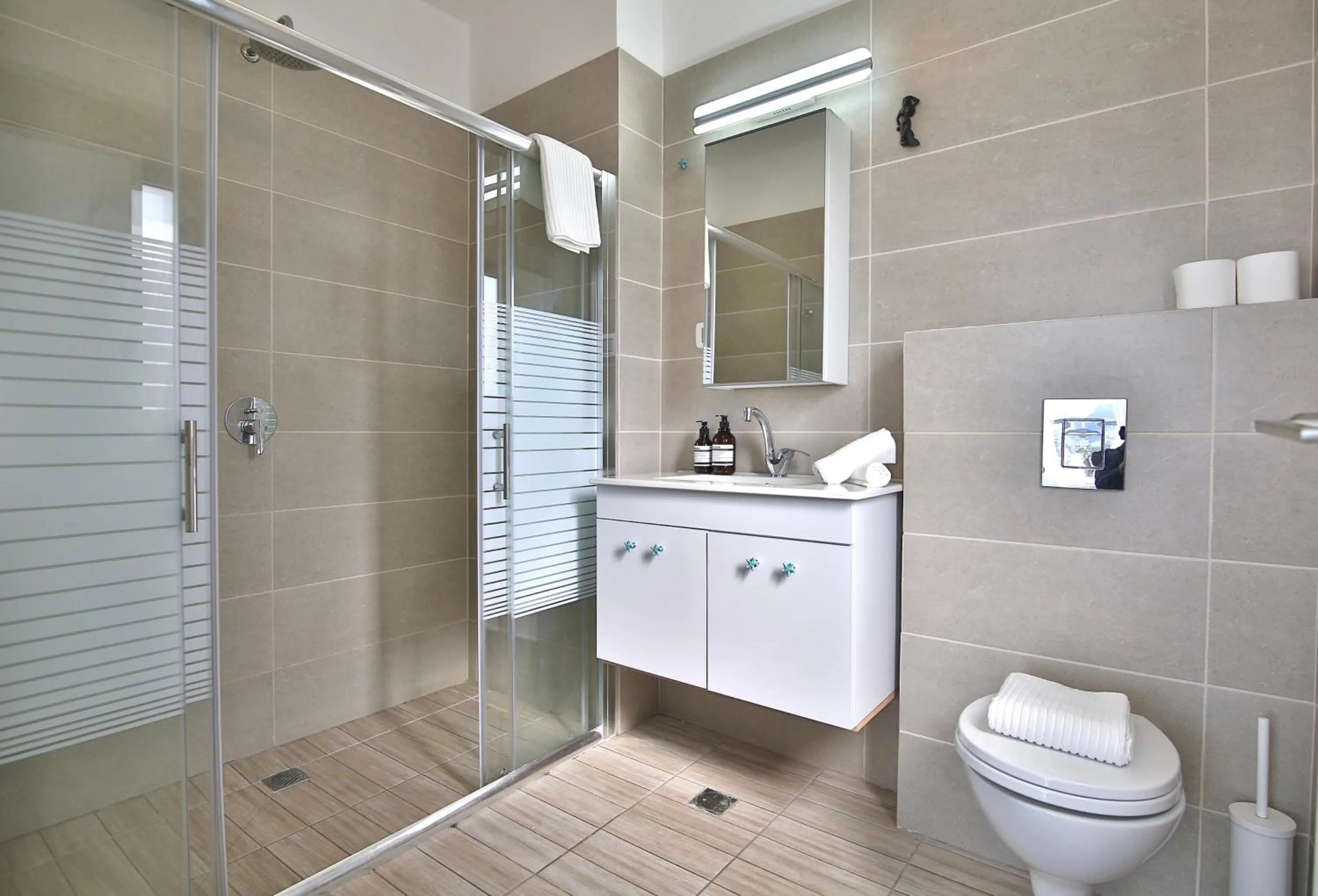 Shower in Bat-Galim Beach Apartment