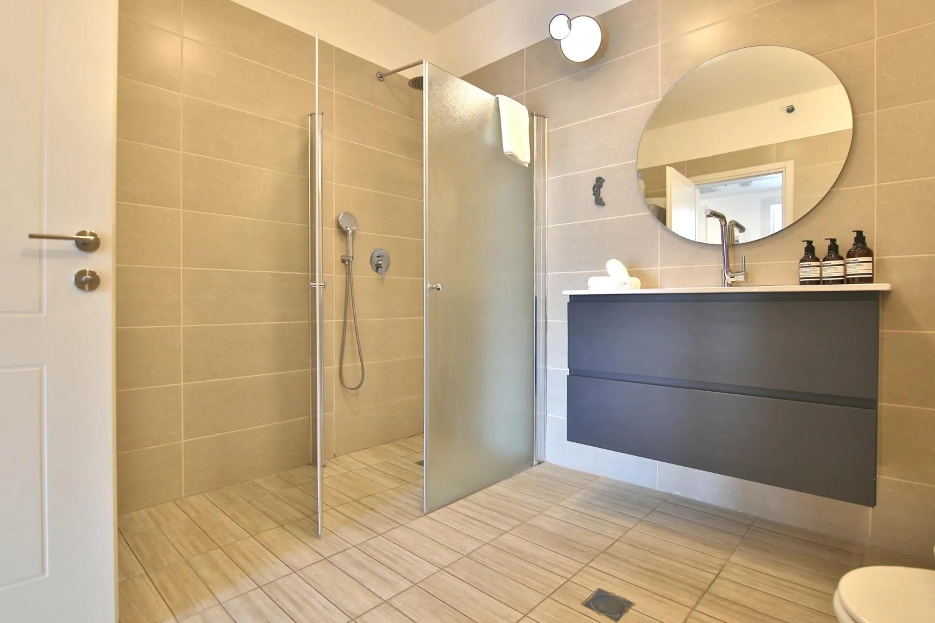 Shower in Bat-Galim Beach Apartment