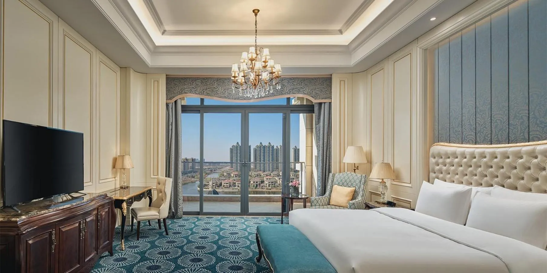 Photo of the whole room, Bed in Crowne Plaza Dongying by IHG