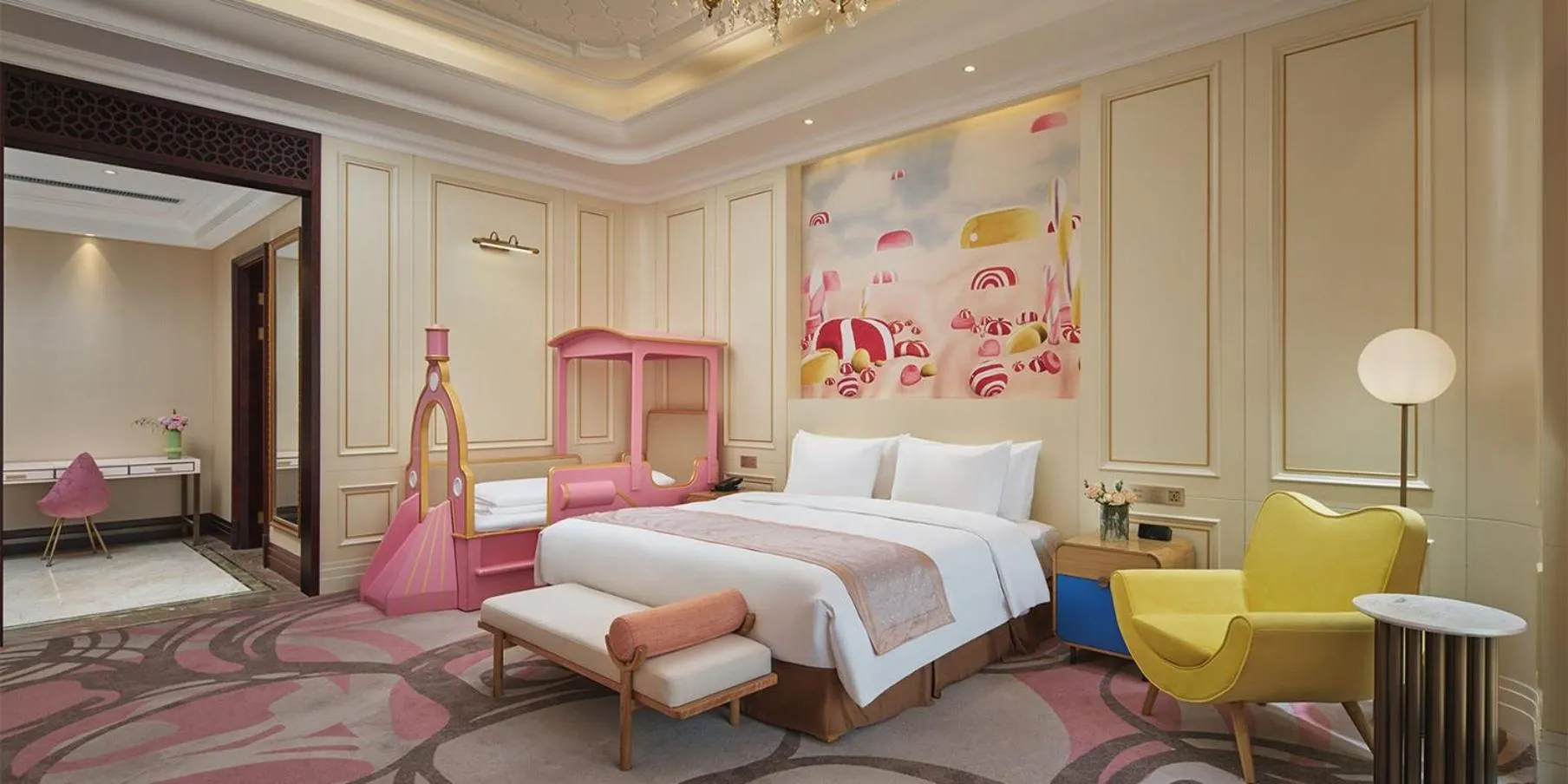 Photo of the whole room, Bed in Crowne Plaza Dongying by IHG