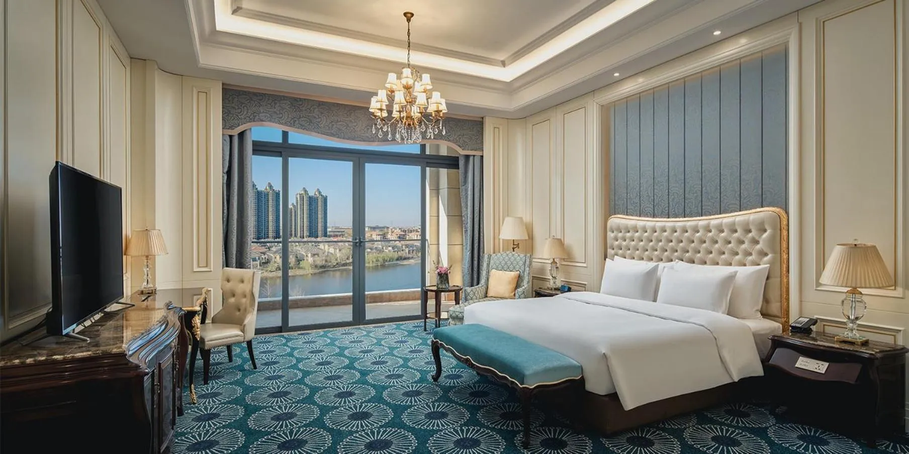 Photo of the whole room, Bed in Crowne Plaza Dongying by IHG