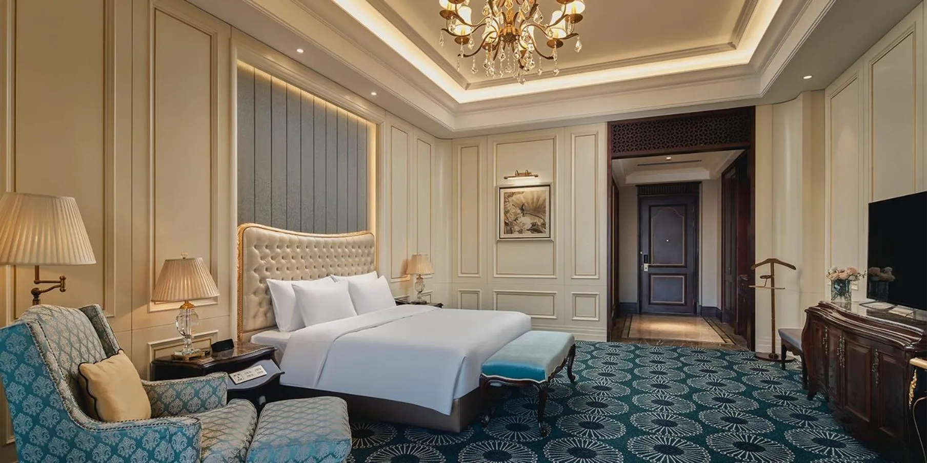 Photo of the whole room, Bed in Crowne Plaza Dongying by IHG