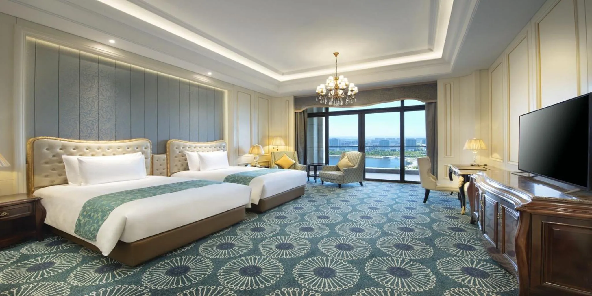 Photo of the whole room, Bed in Crowne Plaza Dongying by IHG