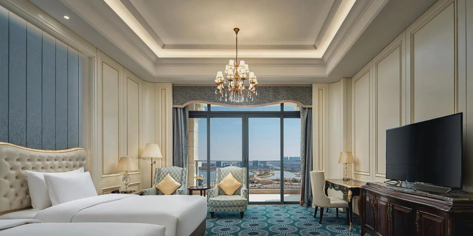 Photo of the whole room, Bed in Crowne Plaza Dongying by IHG